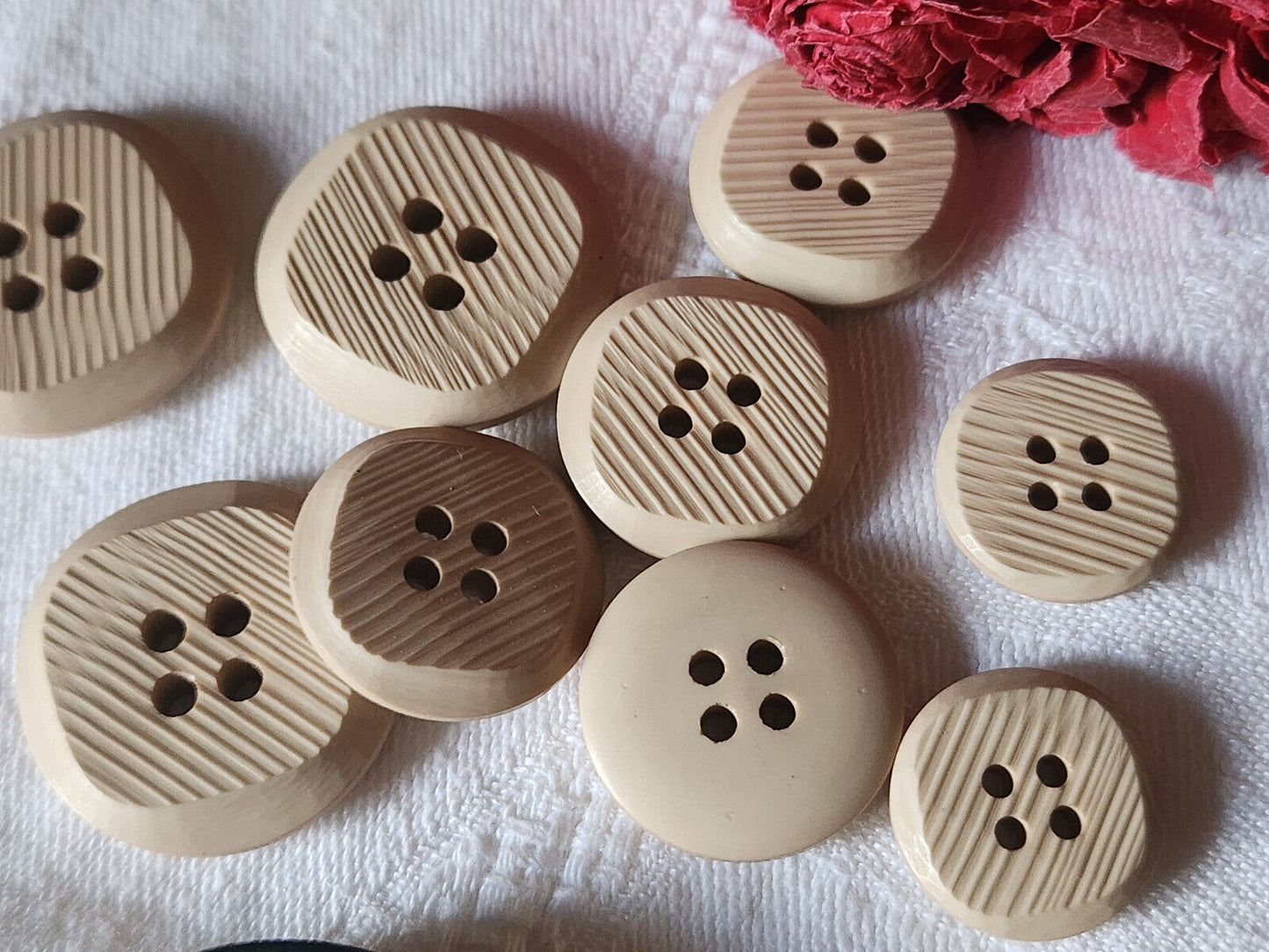 Lot 9 boutons vintage strié beige panaché 1,8 à 2,6 cm ref 1598