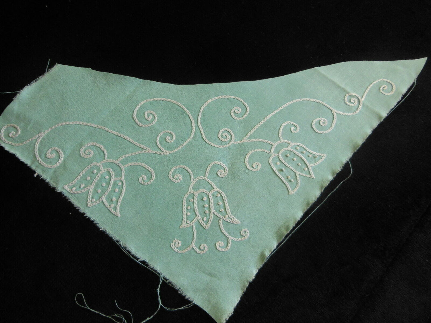 Longue broderie boucle ancienne main vintage fond vert incrustation B7-2