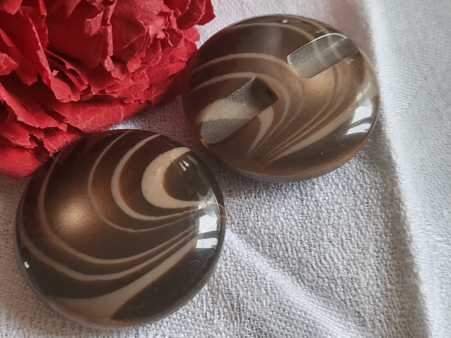 Duo boutons vintage énormes à pied volume marron diamètre 3,3 cm ref 481