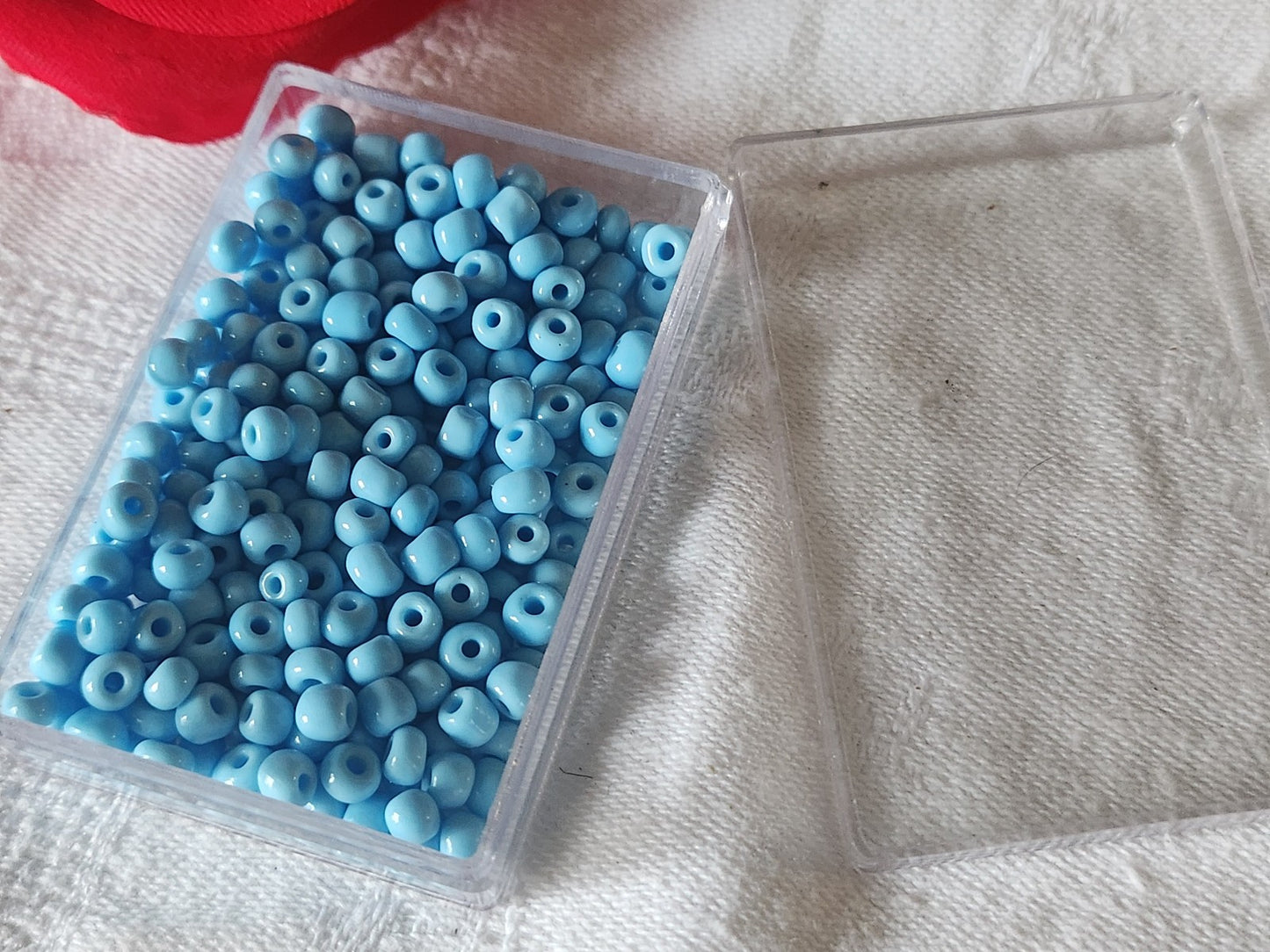 Lot environ 21 grammes de perles de rocaille bleu 3 /,4 mm en verre n°7