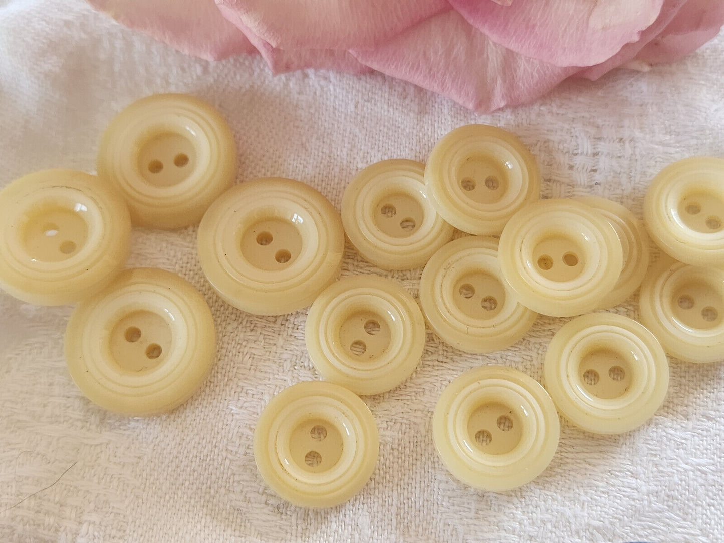 Lot 15 boutons vintage beige travaillé 1,3 et 1,7 cm ref 0041