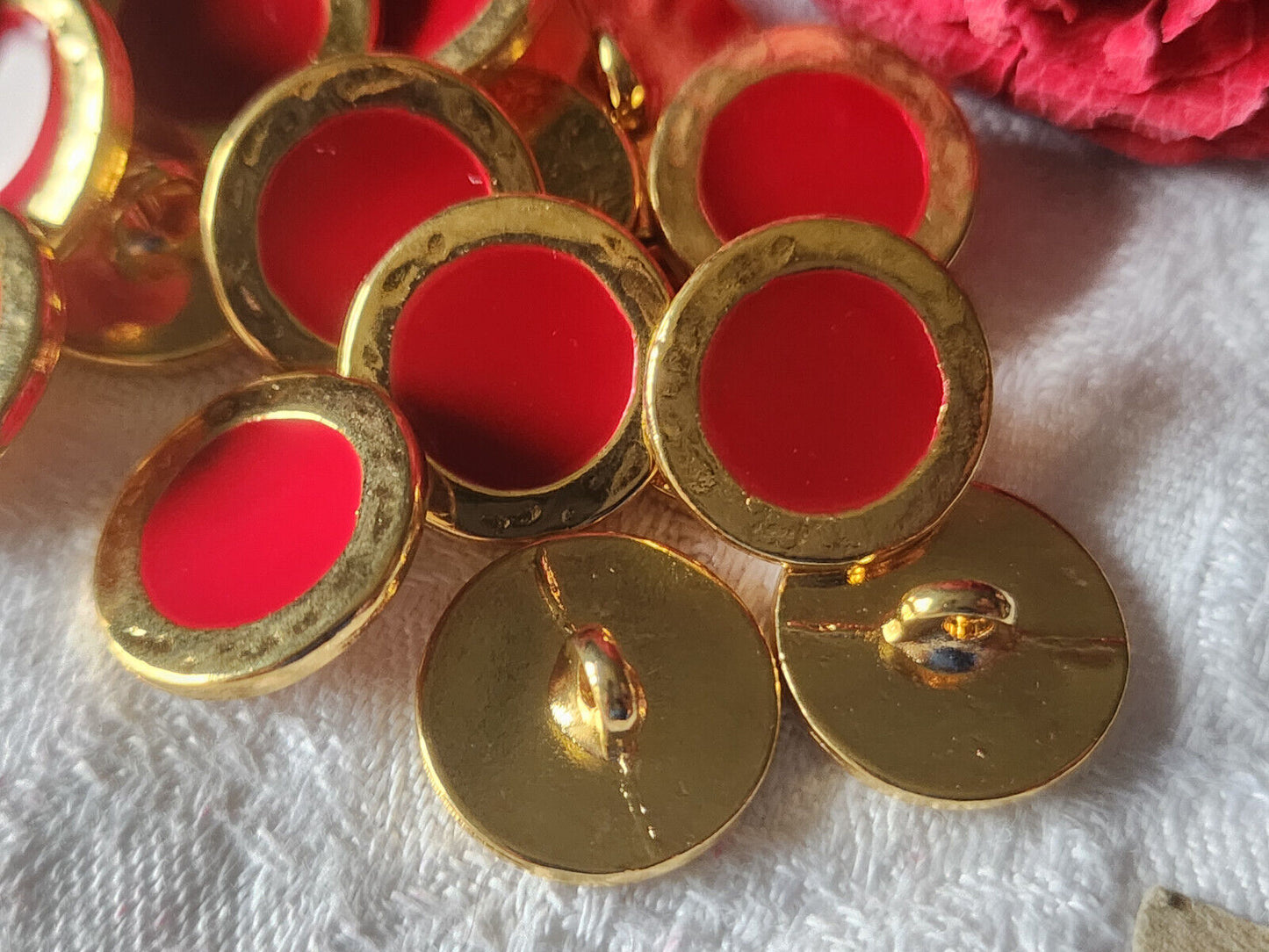 Lot 6 boutons vintage métal coeur rouge à pied doré 1,5 cm ref 5316