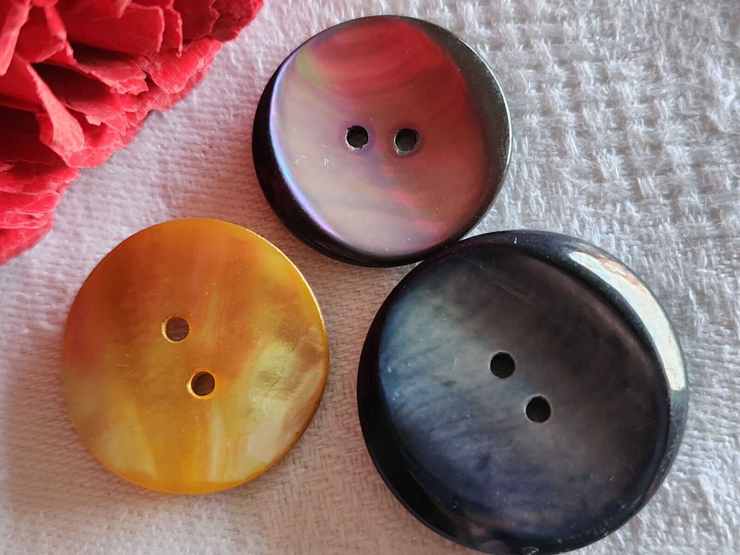 Trio gros boutons anciens en nacre à trou diamètre 2,2 et 2,5 cm G10K
