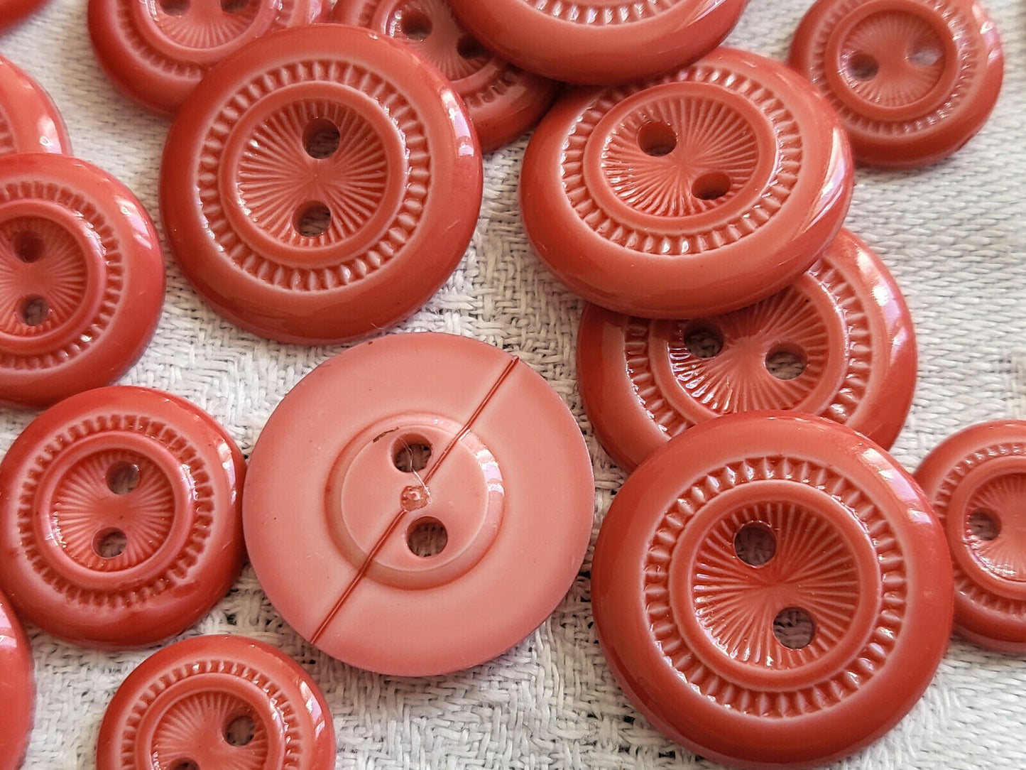 Lot 18 boutons vintage rose travaillé panaché 1,3 à 1,8 cm ref 5405