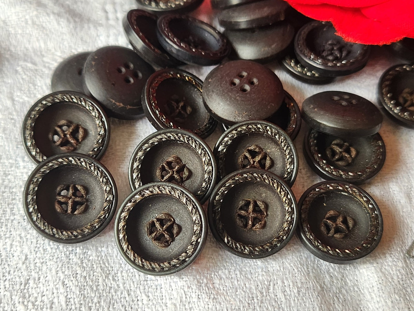 Lot 23 petits boutons vintage gris marron trous 1,7 cm ref 5845