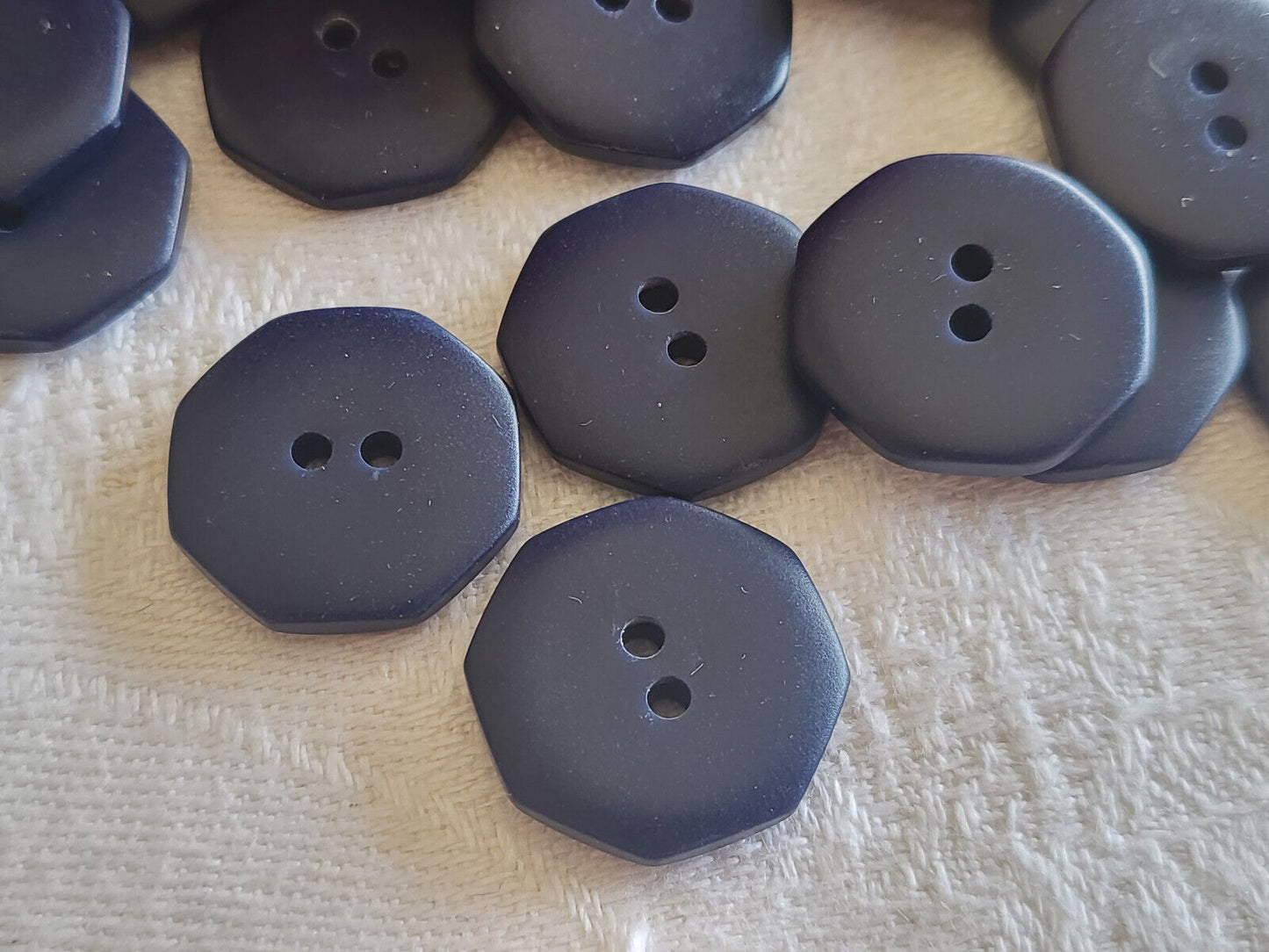 Lot 15 boutons vintage bleu mat hexagone à trous 1,6 cm ref 2354