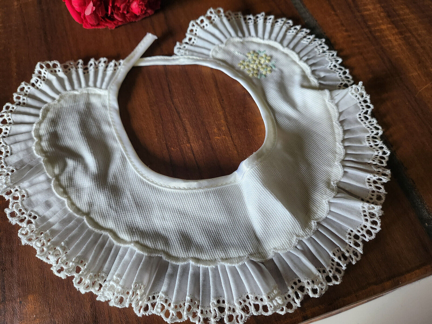 Ancien col en tissu plutot épais ajouré broderie B7-61