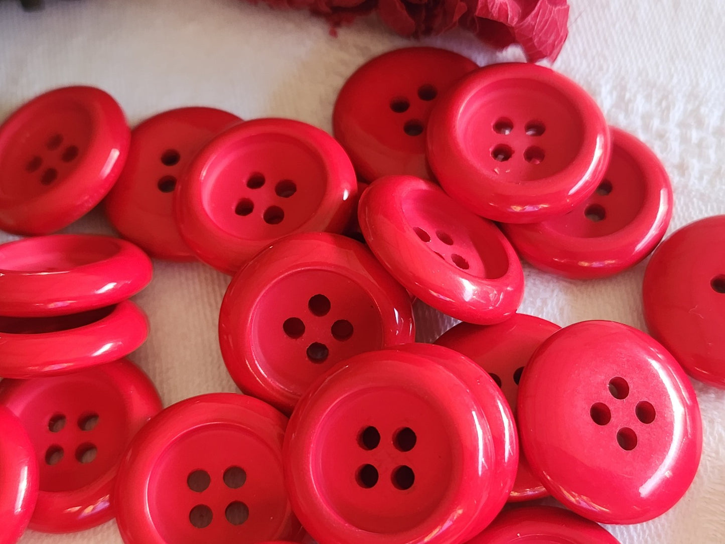 Lot 12 boutons vintage rouge bord à trous 2,1 cm ref 5745
