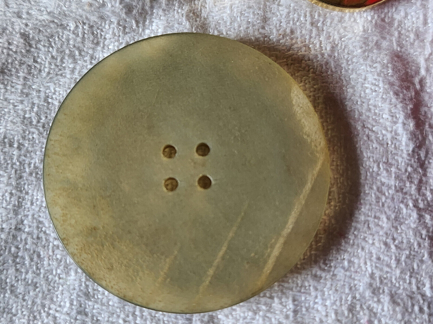 Gros bouton vintage gris lumineux texturé 4,1 cm ref 4951