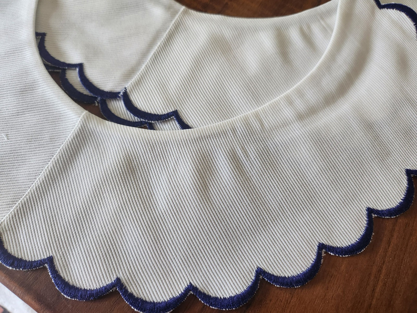 Ancien col en tissu tramé broderie bleu feston à l'unité B3-2