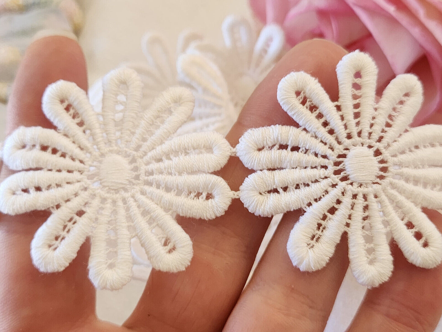 Lot 5 anciennes applications vintage fleur blanche diamètre 5,5 cm A2