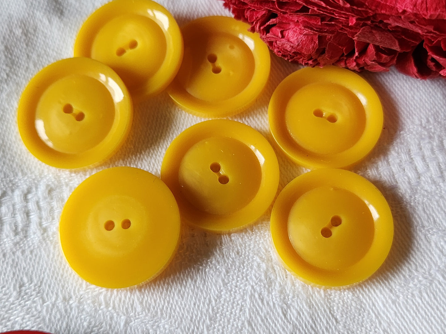 Lot 7 boutons vintage jaune lumineux trous 2,3 cm ref 3122