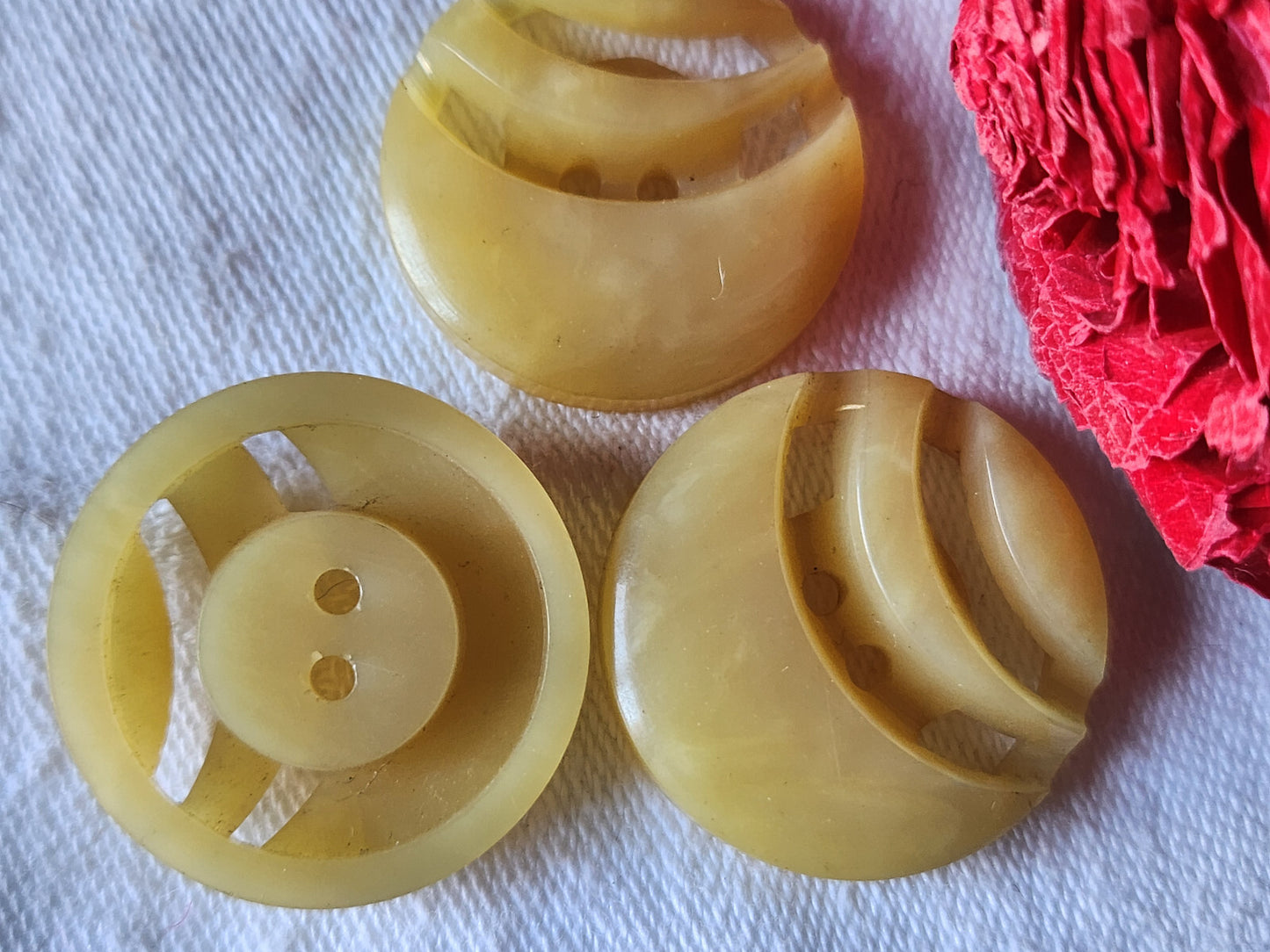 Trio boutons gros anciens beige ajourés travaillé 2,7 cm ref 4847