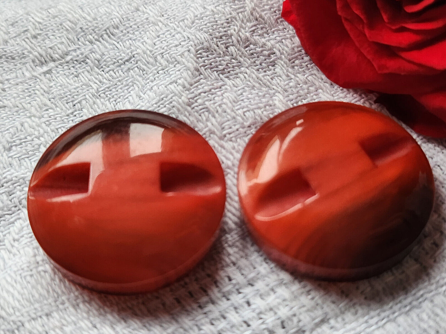 Duo boutons vintage rouge degradé veiné à pied épais noir 2,5 cm ref 5904