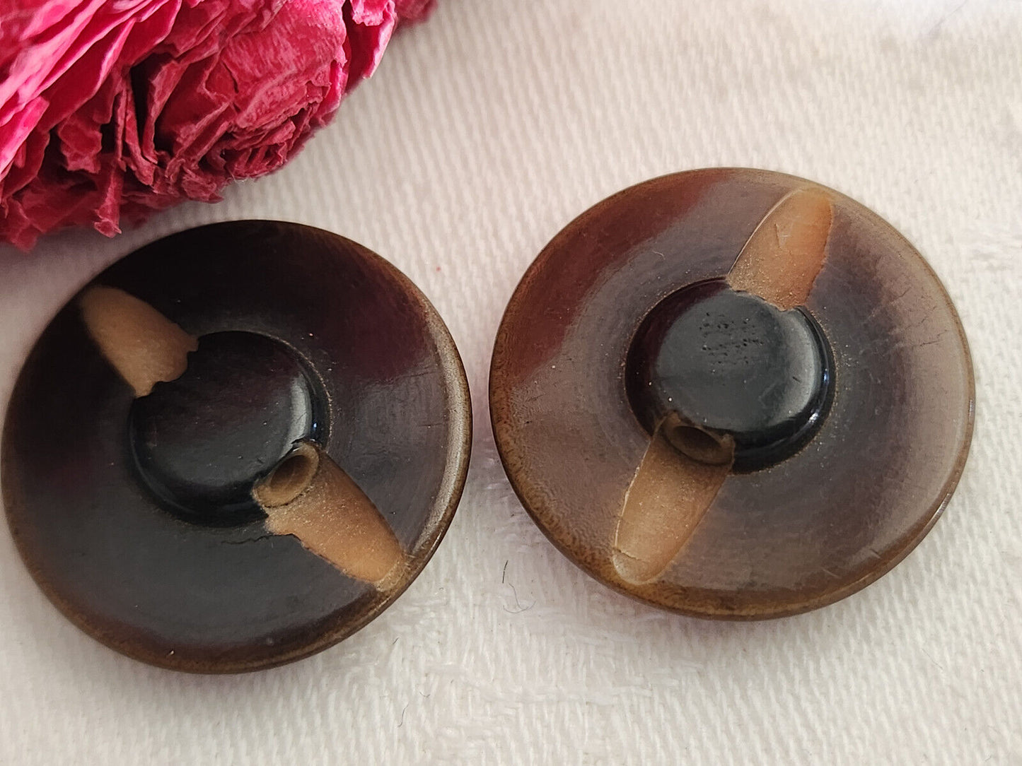 Duo gros boutons anciens en corozo travaillé pied 2,5 cm G2K