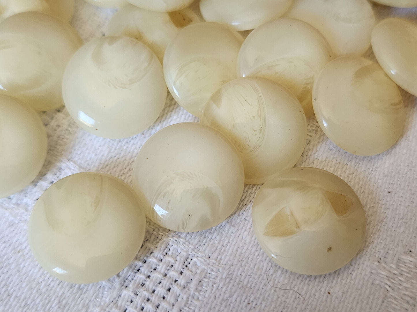 Lot 21 boutons vintage créme veiné à pied 1,4 cm ref 5296