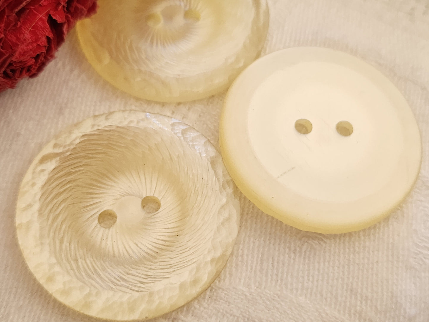Trio gros boutons vintage blanc créme lumineux texturé 3,3 cm ref 0072