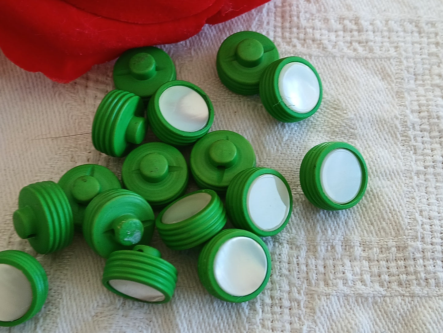 Lot 10 boutons anciens en nacre vert pied petits 1,2 cm ref 6453