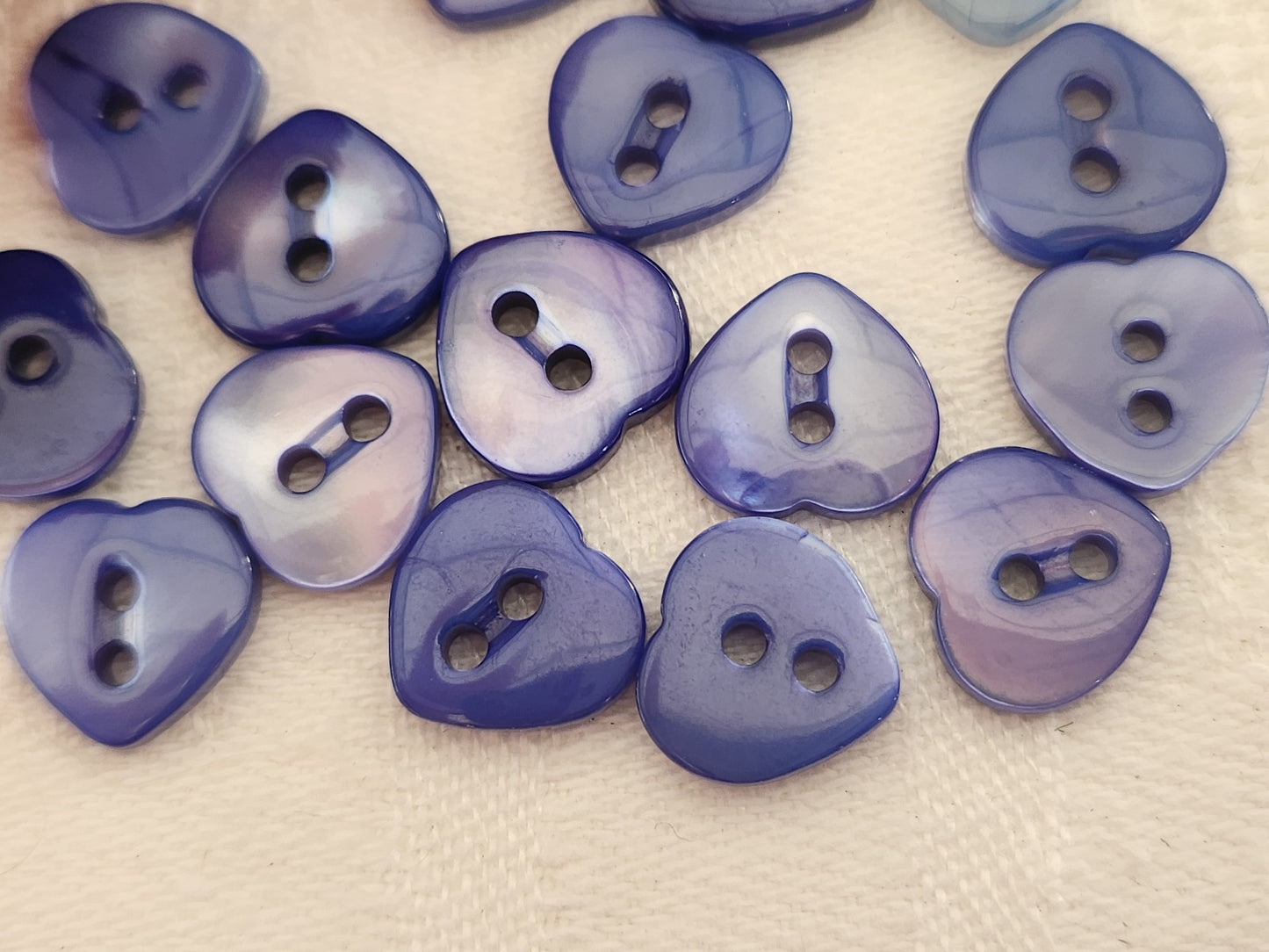 lot 16 boutons anciens en nacre bleu forme de coeur panaché 1,1 cm ref 5939