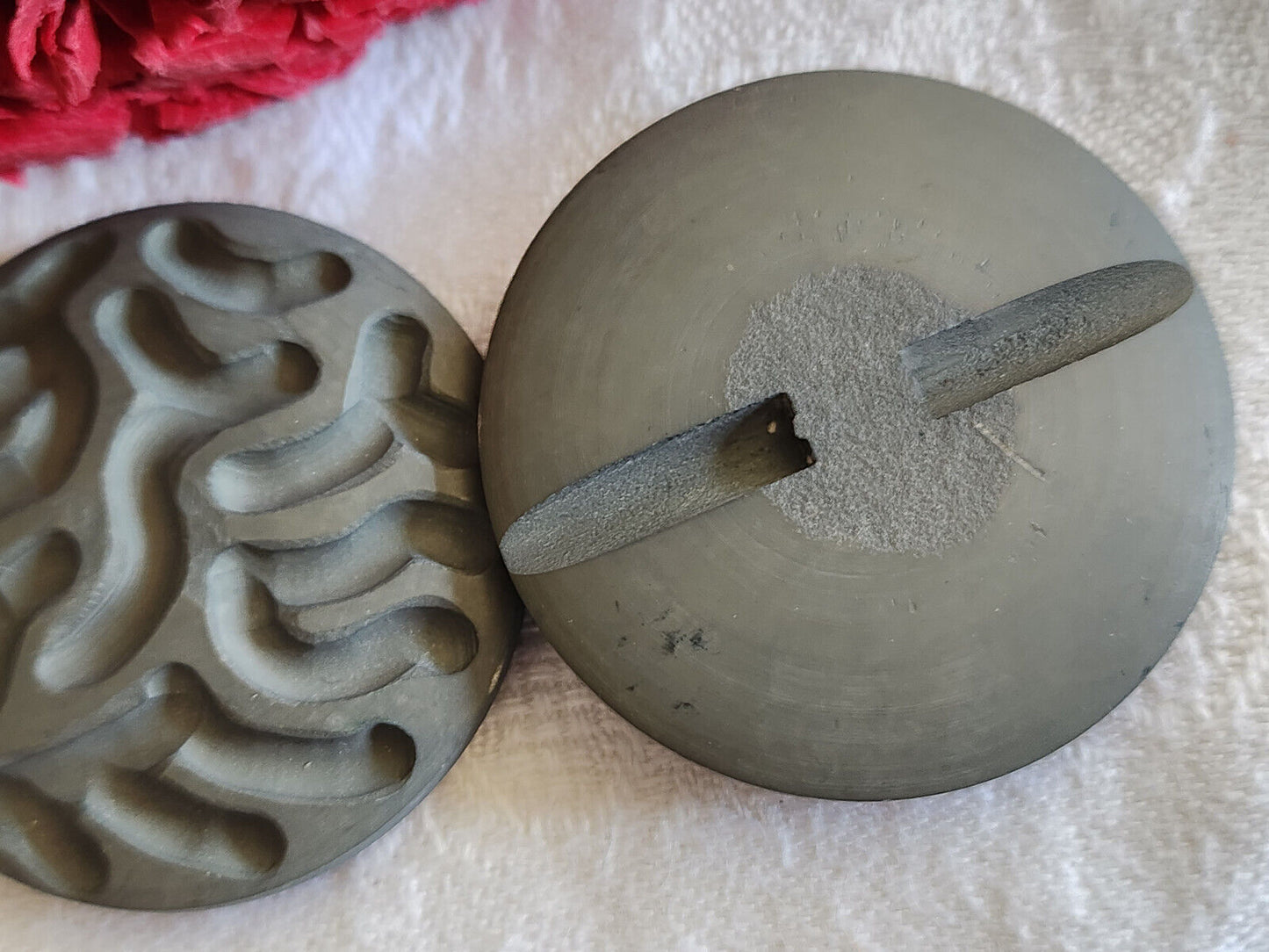 Duo énormes boutons vintage motif g creusé gris pied 3,9 cm XXL ref 635