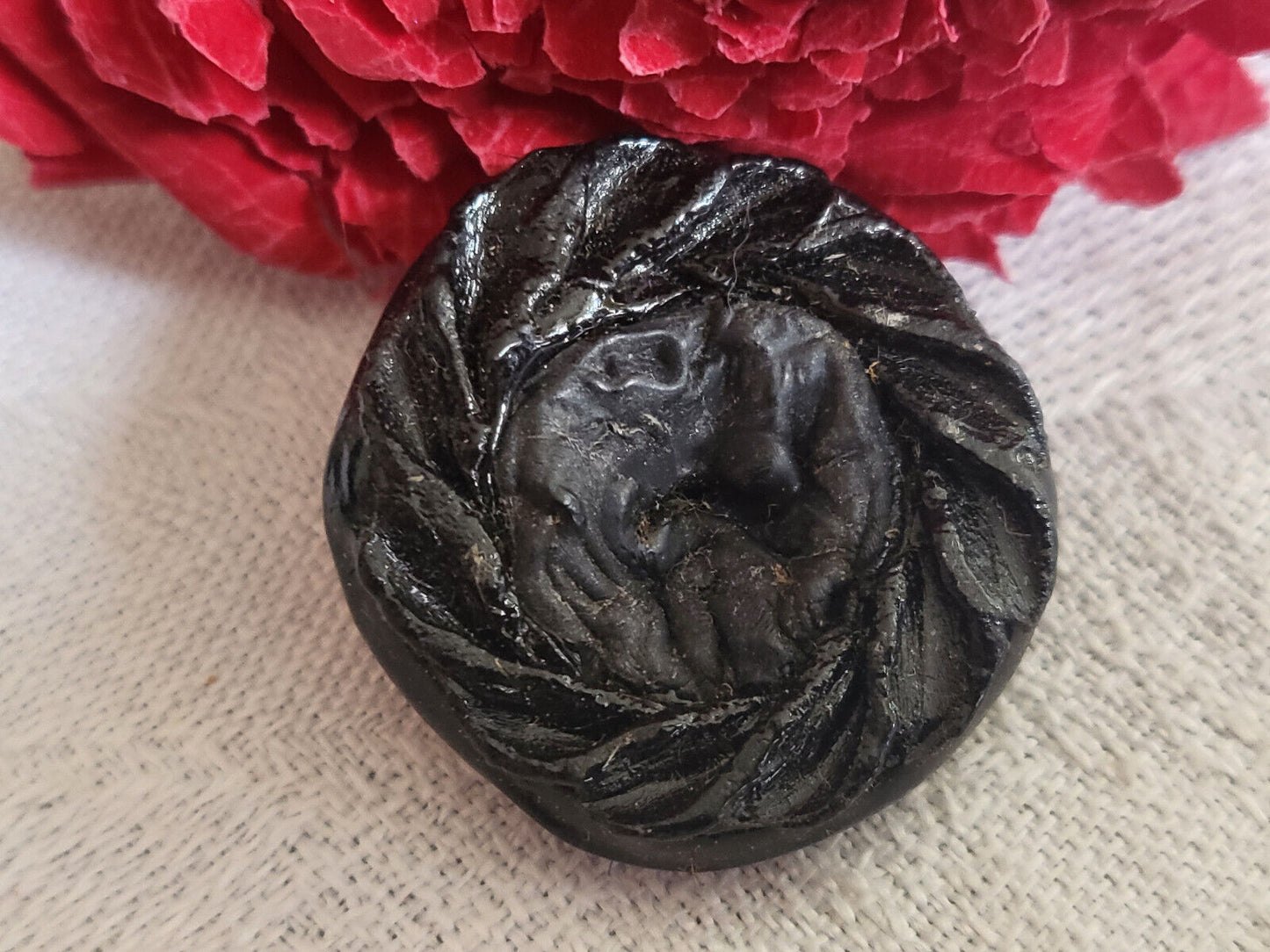 Bouton vintage en résine noir cœur mat pied collection 2,5 sur 2,6 cm D5D