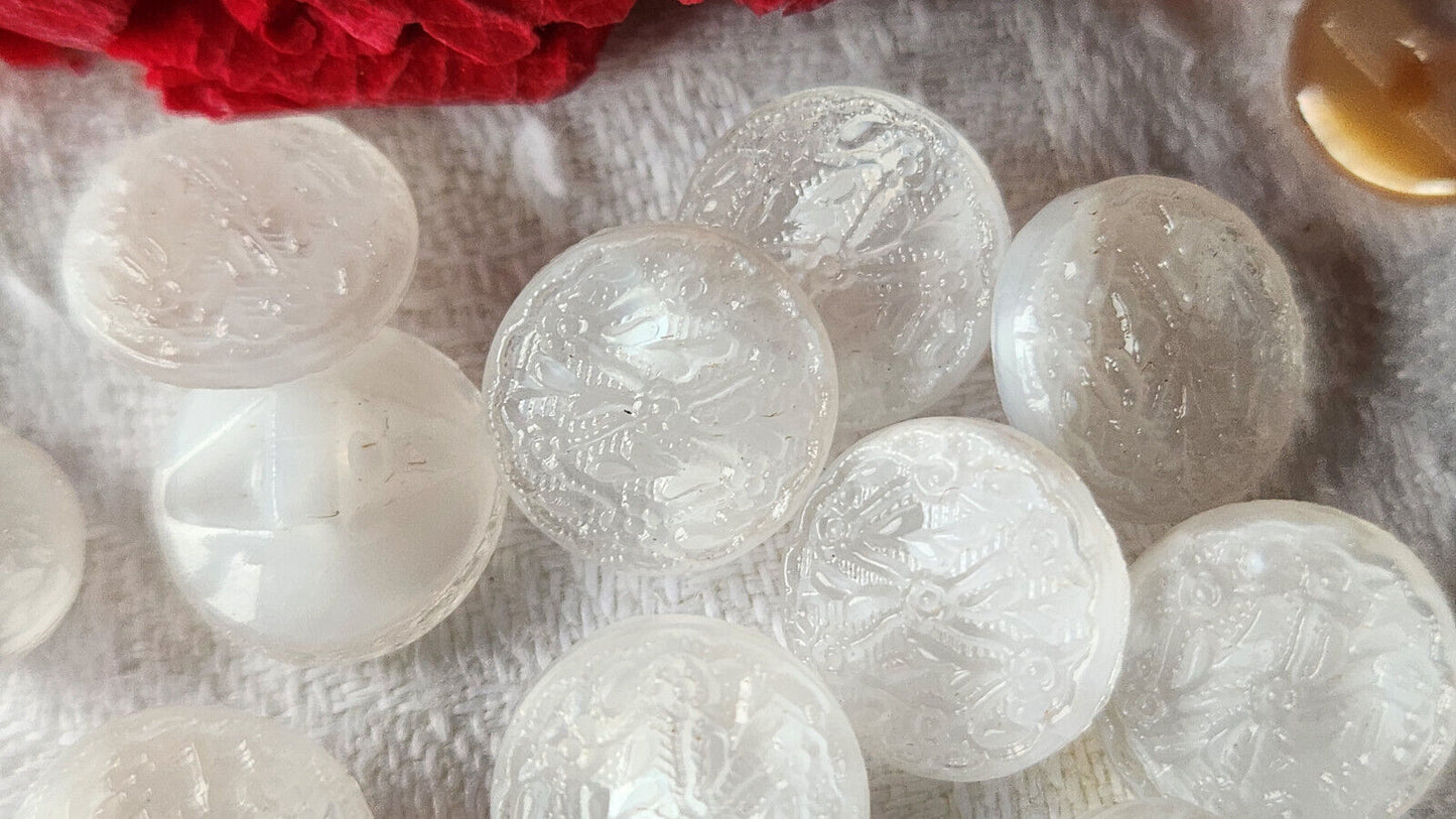 Lot 11 mini boutons anciens en verre blanc laiteux motif 11 mm ref 2557