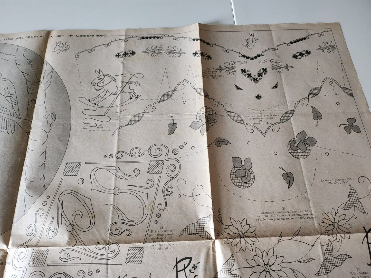 Le journal des brodeuses 1952 n° 691 tablier nappe d'autel monogrammes alphabet