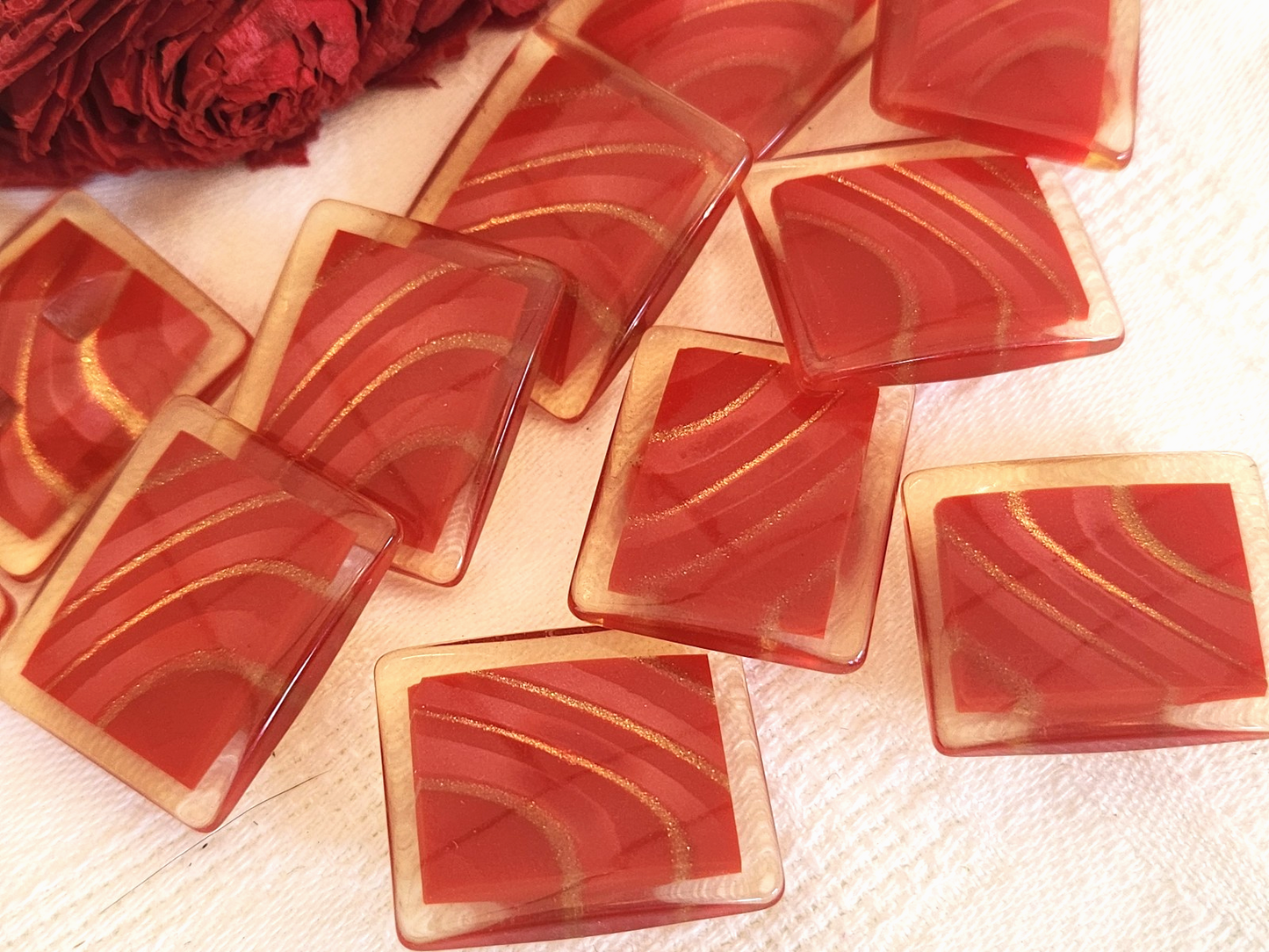 Lot 6 boutons vintage rouge inclusion doré gros rectangle 2,6 cm sur 2 ref 5916
