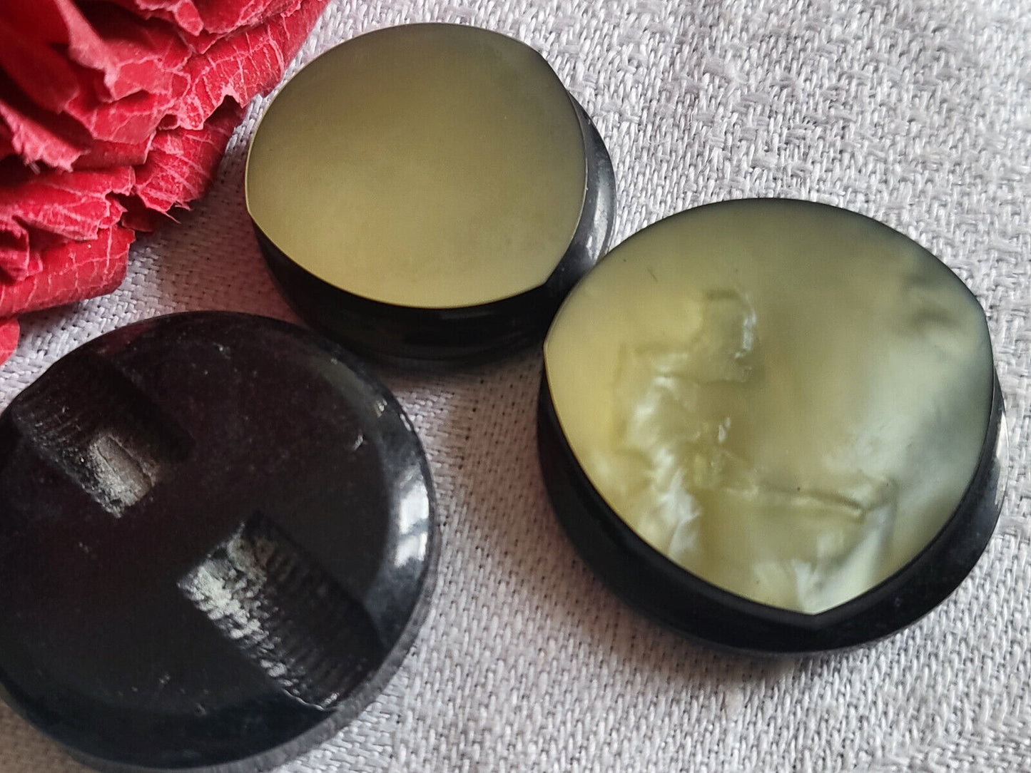 Trio boutons vintage pourtour noir travaillé panaché 2,2 et 2,7 cm ref 2798