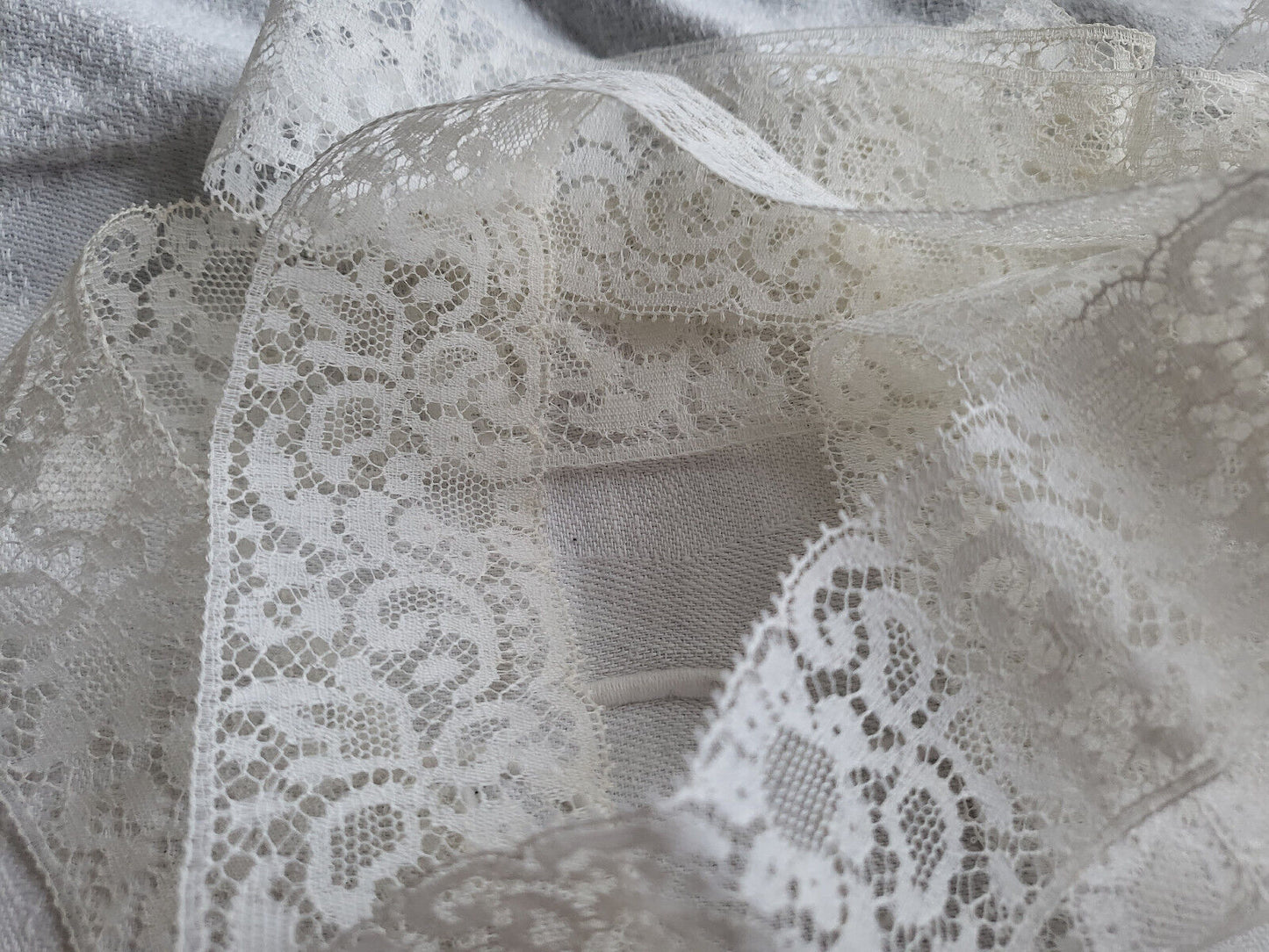 Dentelle large ancienne en nylon décor floral 2 mètres 10 sur 4 cm T15-30