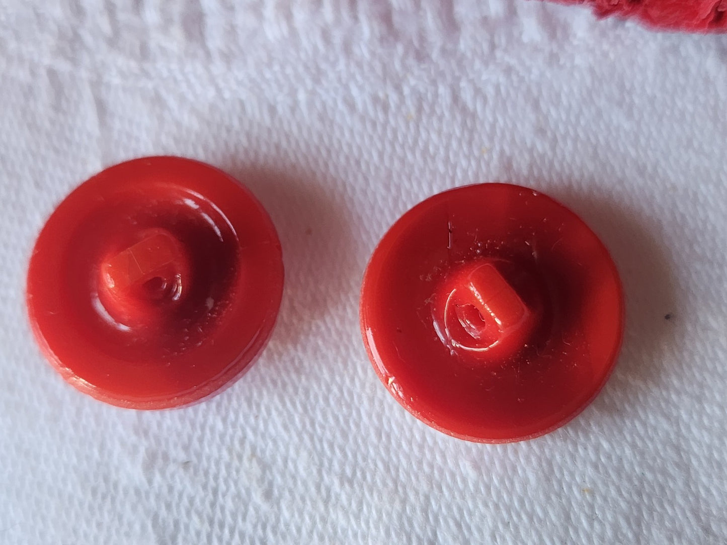 Duo boutons vintage en verre rouge mordoré 1,8 cm D11H