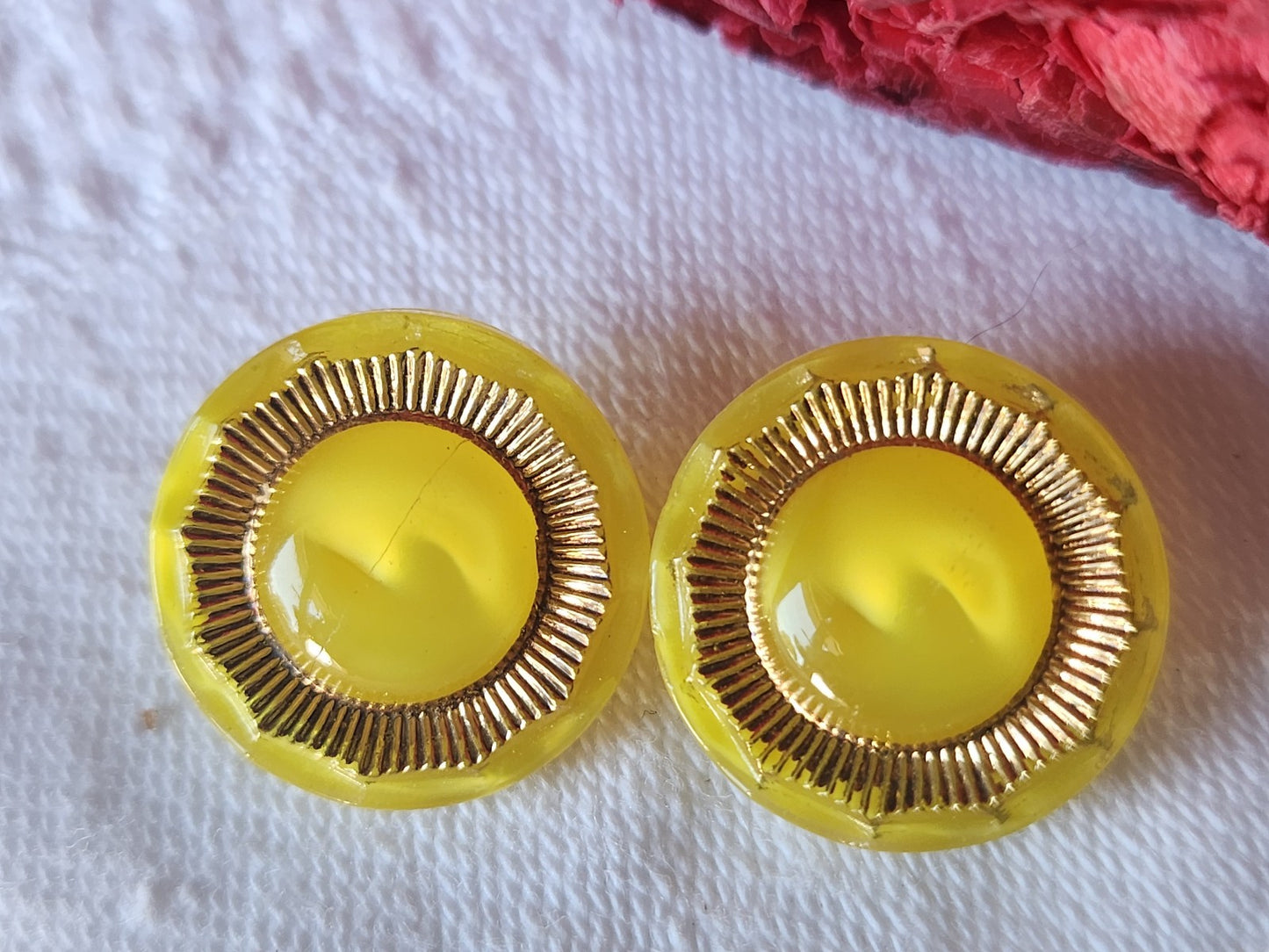 Duo boutons vintage en verre jaune doré laiteux 1,7 cm D11N