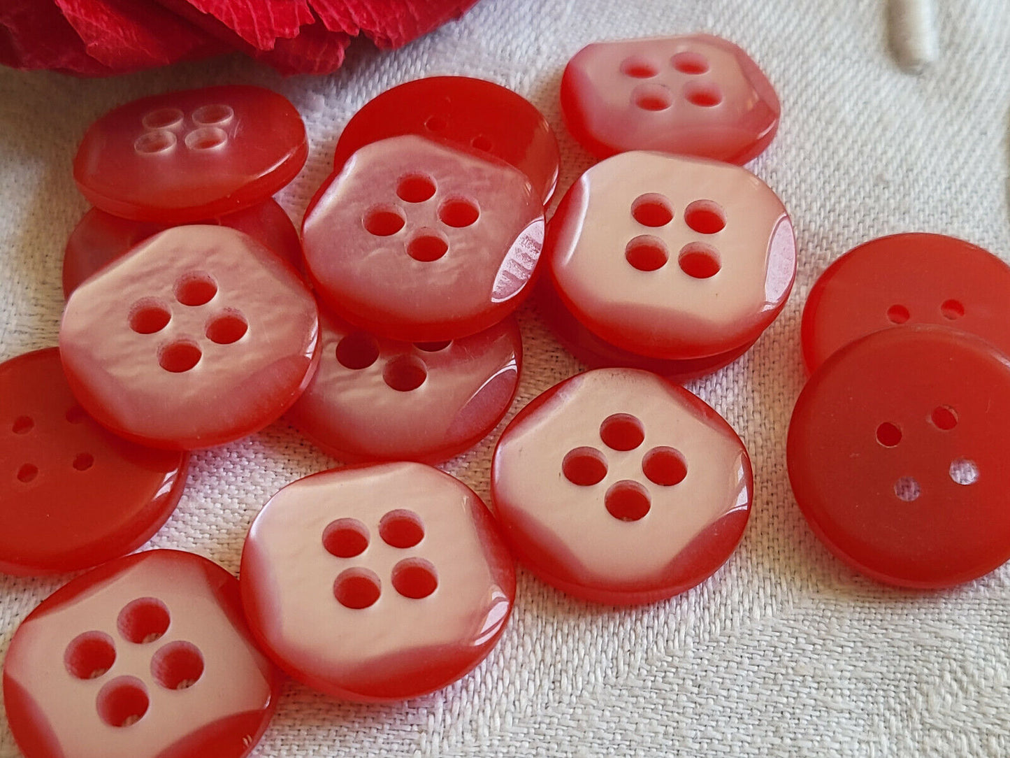 Lot 14 boutons rouge cœur glacé effet nacré 4 trous mercerie 1,7 cm ref 5579