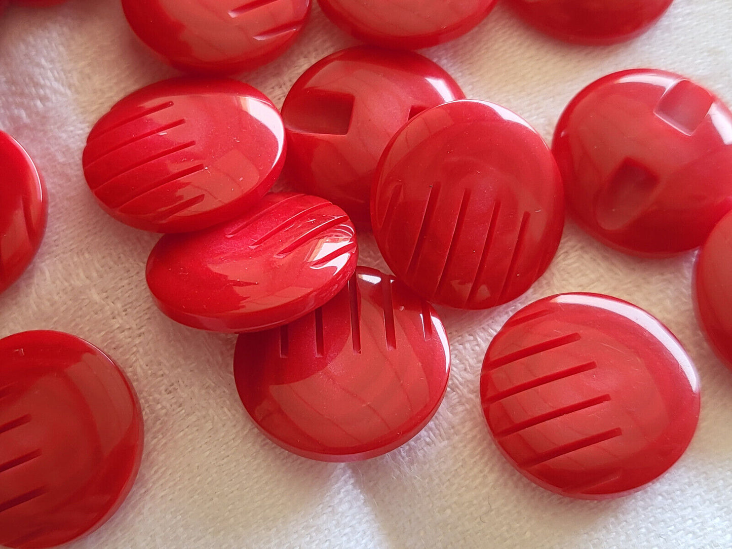 Lot 6 ou 10 boutons vintage rouge ciselé à pied 1,7 ou 2,2 cm ref 5163 5228
