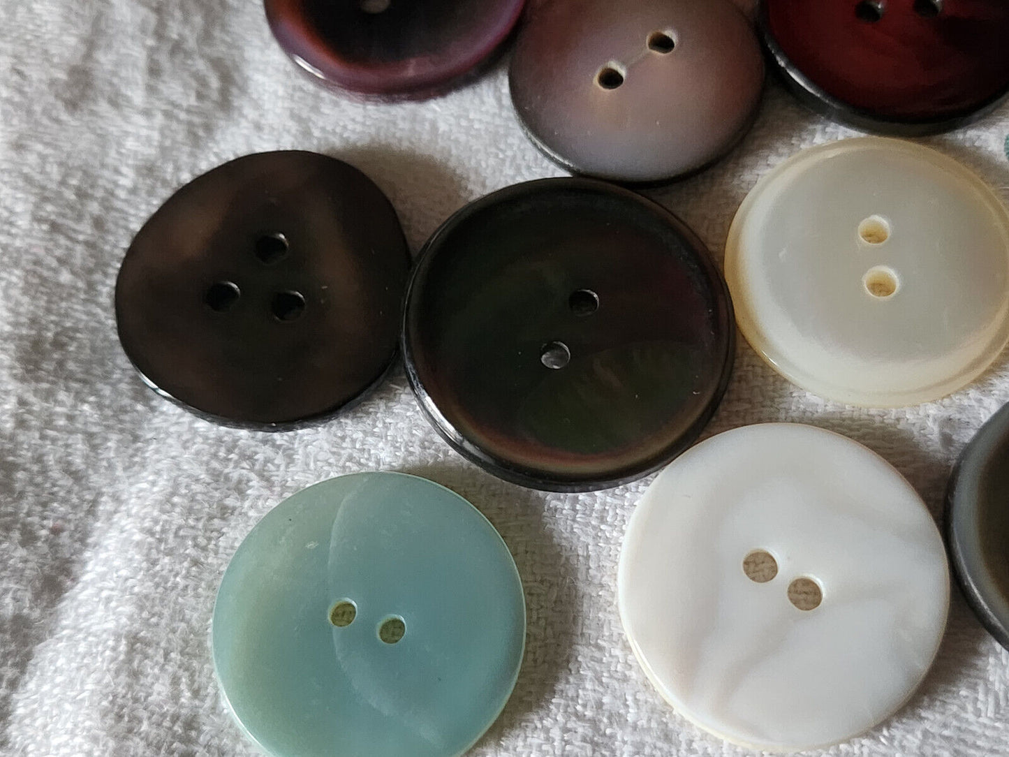 Panaché lot 10 boutons anciens en nacre 2 à 2,5 cm ref 3170