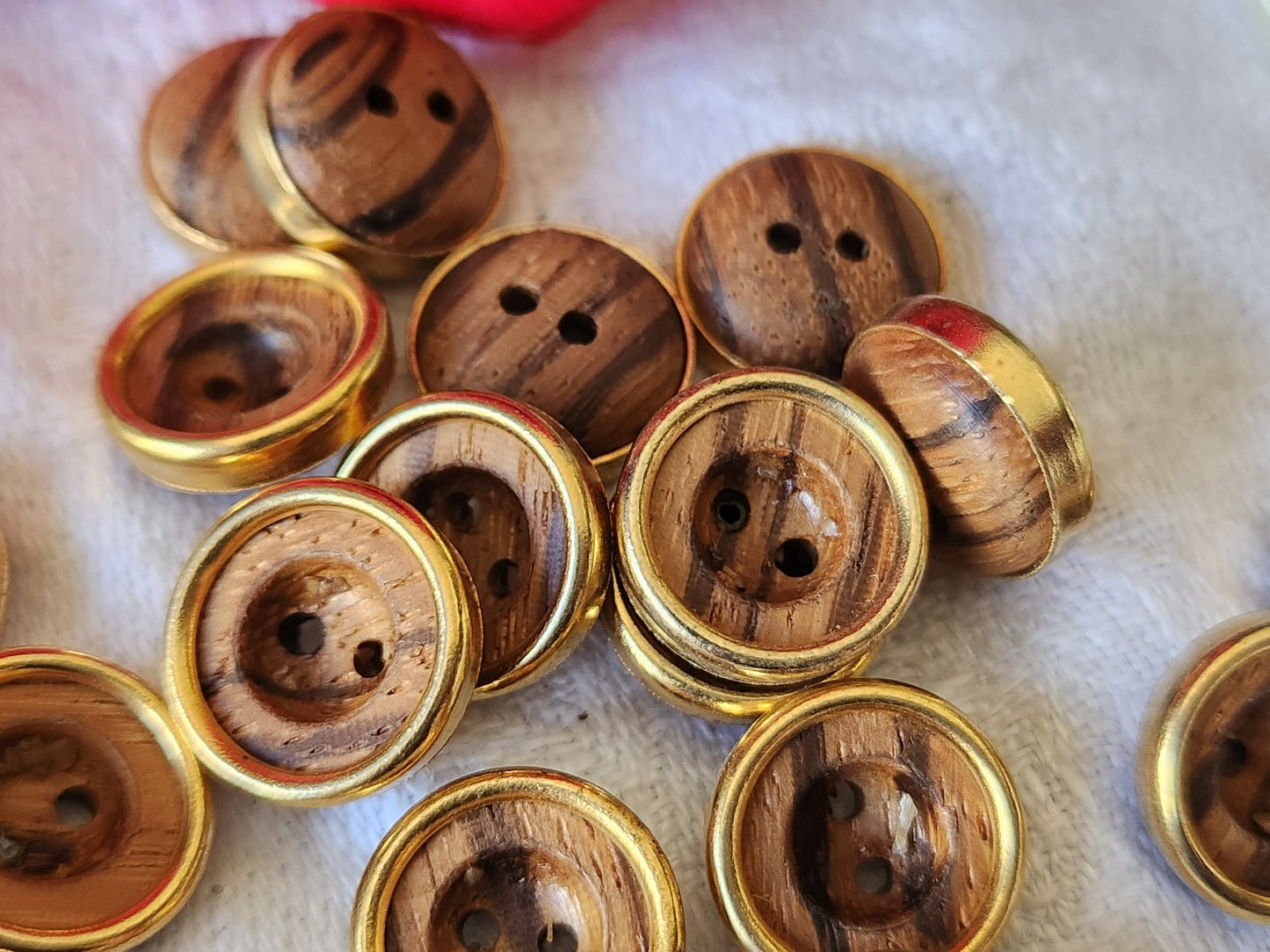 Lot 24 boutons anciens en Bois cercle metal vintage trous petits 1,3 cm ref 699