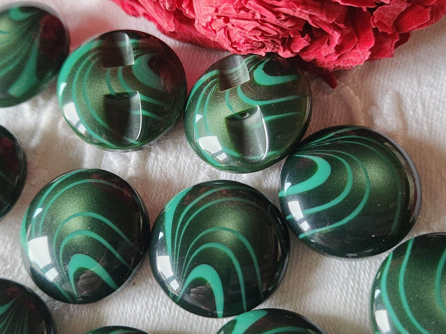 Lot 6 boutons vintage vert à vague bombé pied plat 2,2 cm ref 4578
