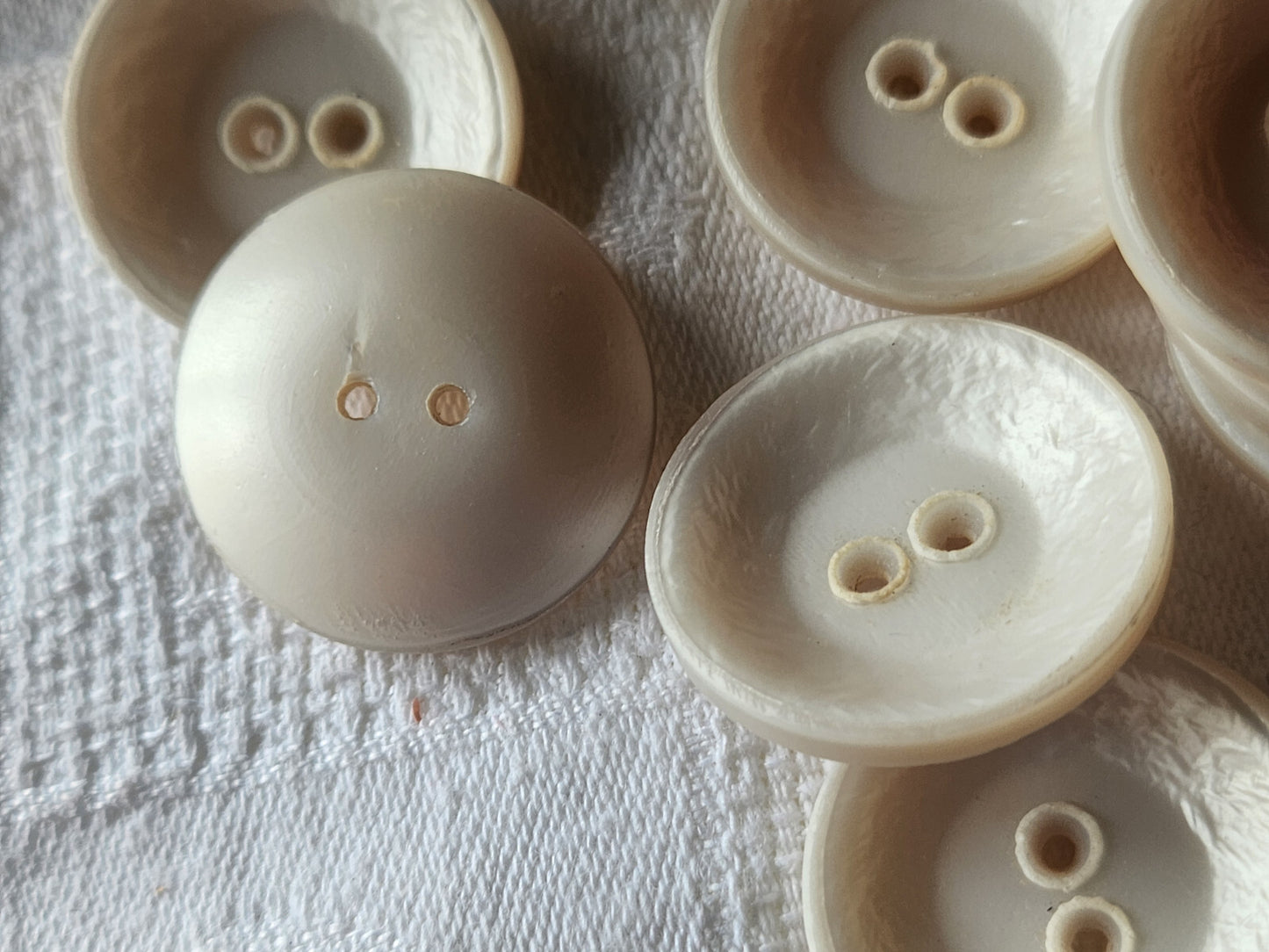 Lot 6 gros boutons vintage blanc satiné 2,8 cm trous ref 4875