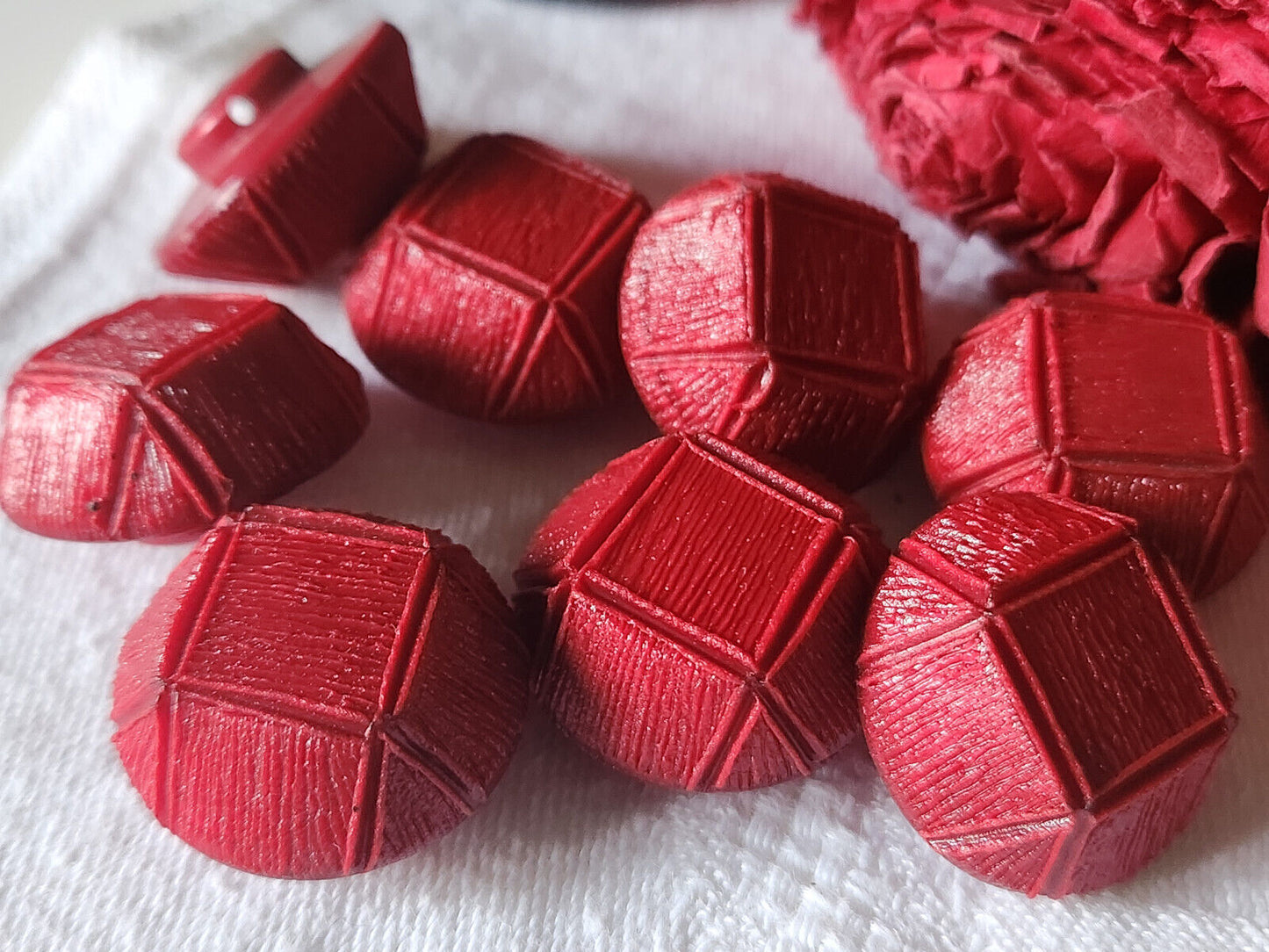 Lot 6 volumineux boutons vintage rouge pied 2,3 cm ref 2337