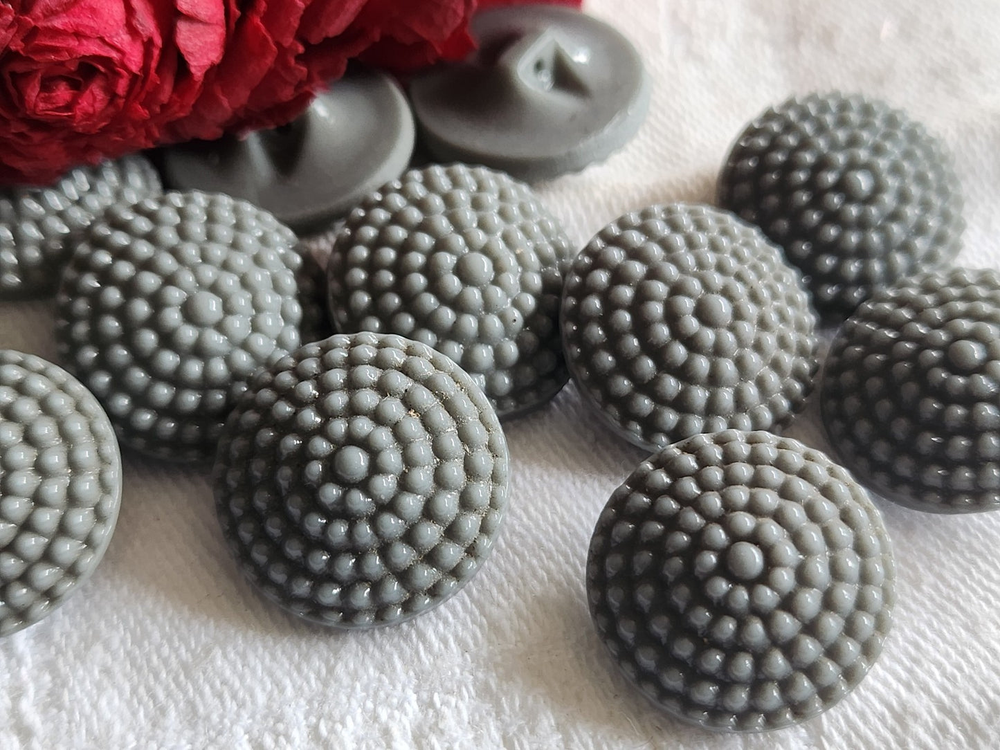 Lot 5 boutons anciens en verre gris picot 1,7 cm ref 1139