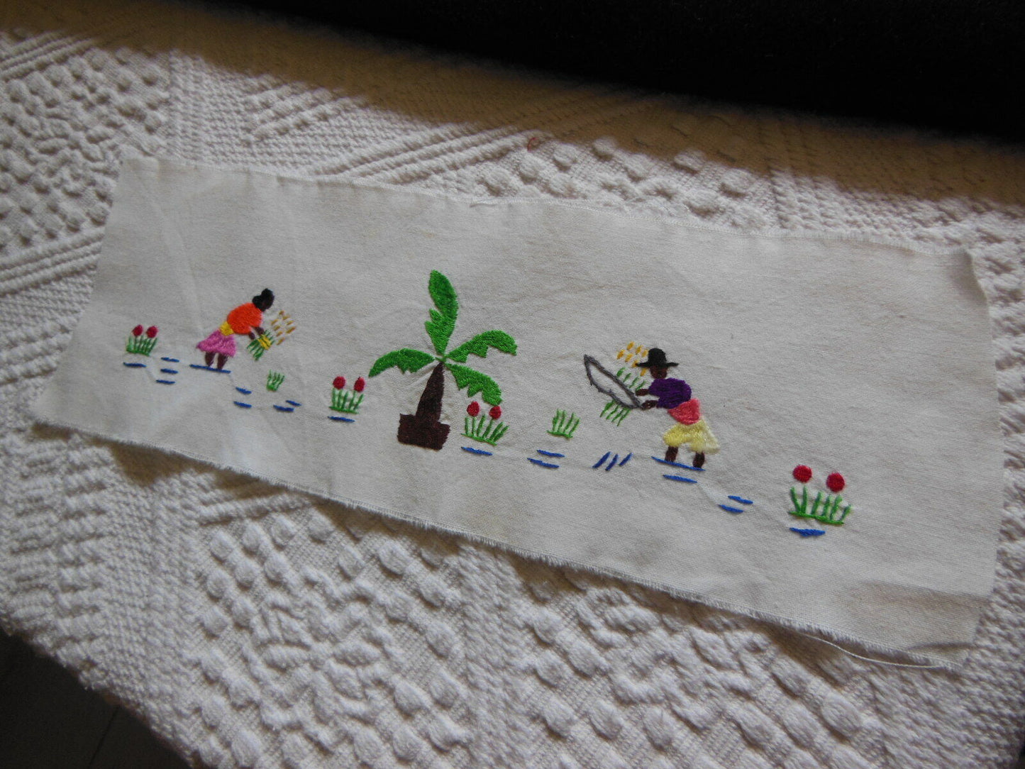 Broderie ancienne colorée personnage champs pour création récup incrustation B7