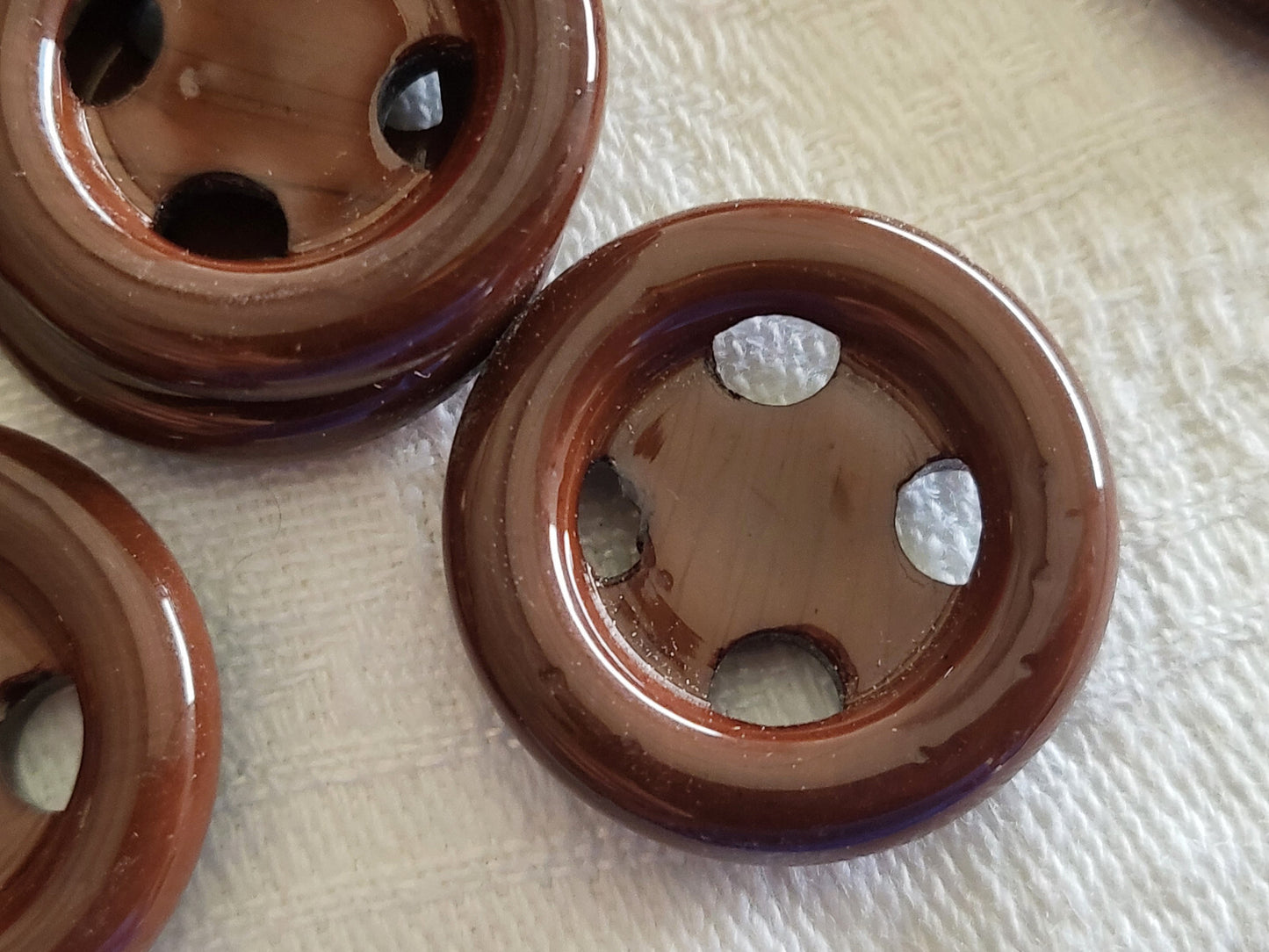Lot 6 gros boutons vintage marron large trous bord nacré 2,5 cm ref 925