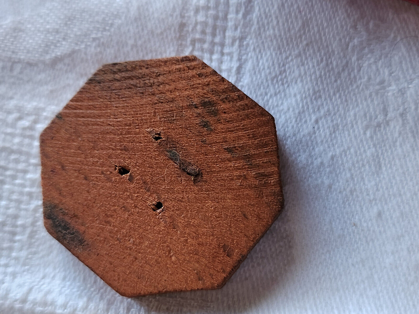 Gros bouton ancien en bois ciselé marron 3,6 cm D12J