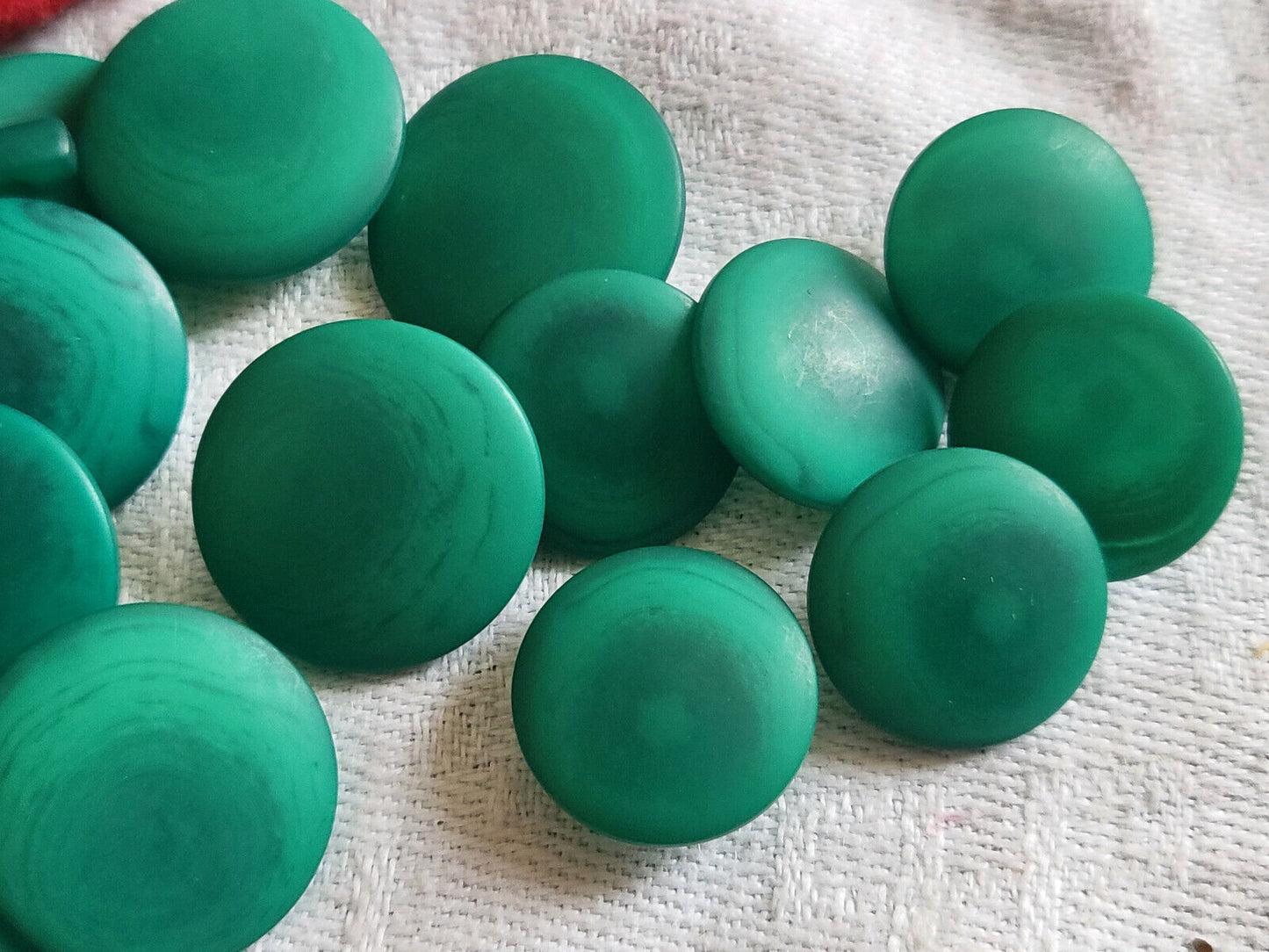 Lot 17 boutons vert ombragé à pied panaché series 1,5 et 1,7 cm ref 2592