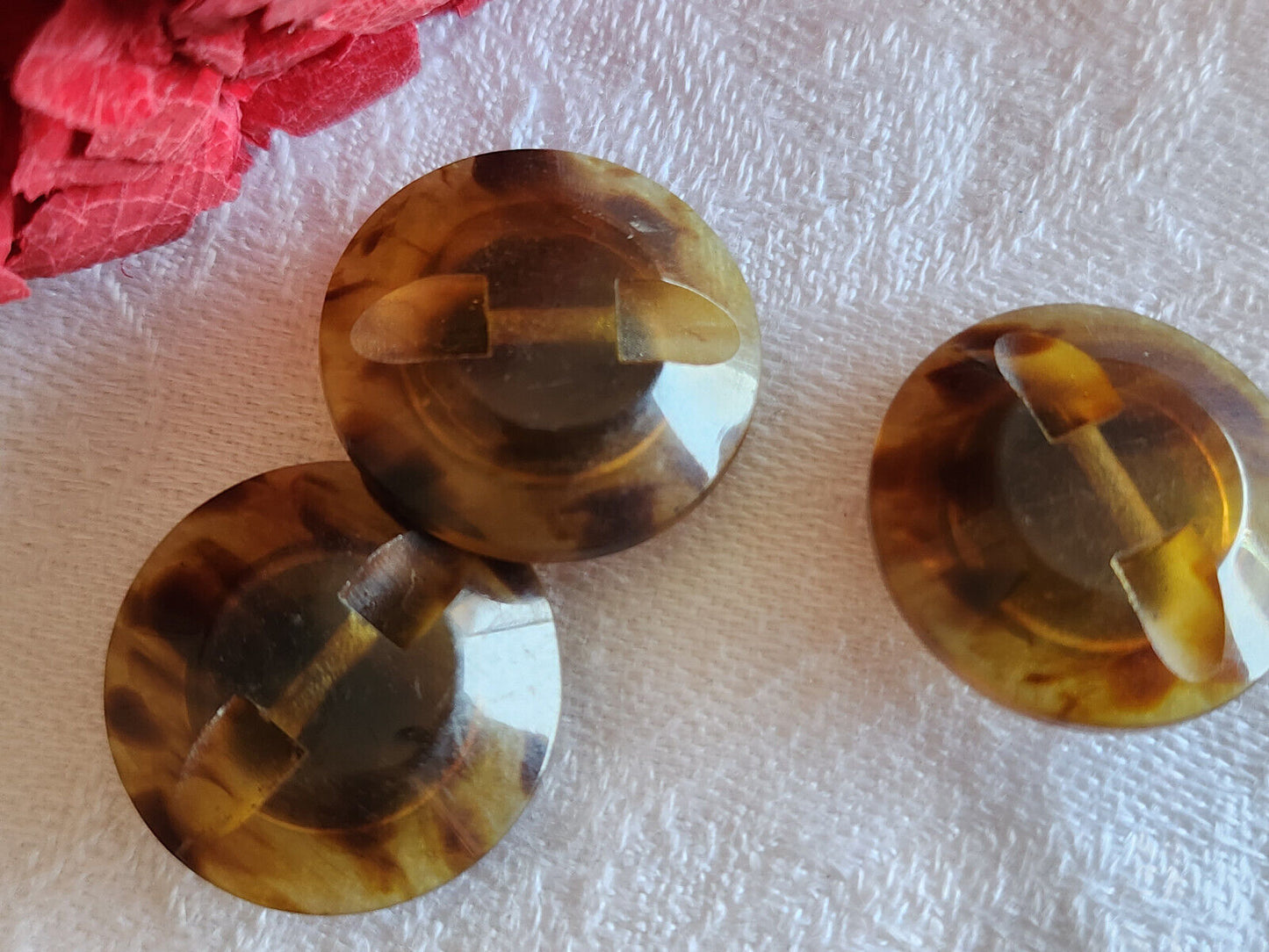 Trio boutons vintage pourtour effet écaille cœur gris pied 2,1 cm ref 566