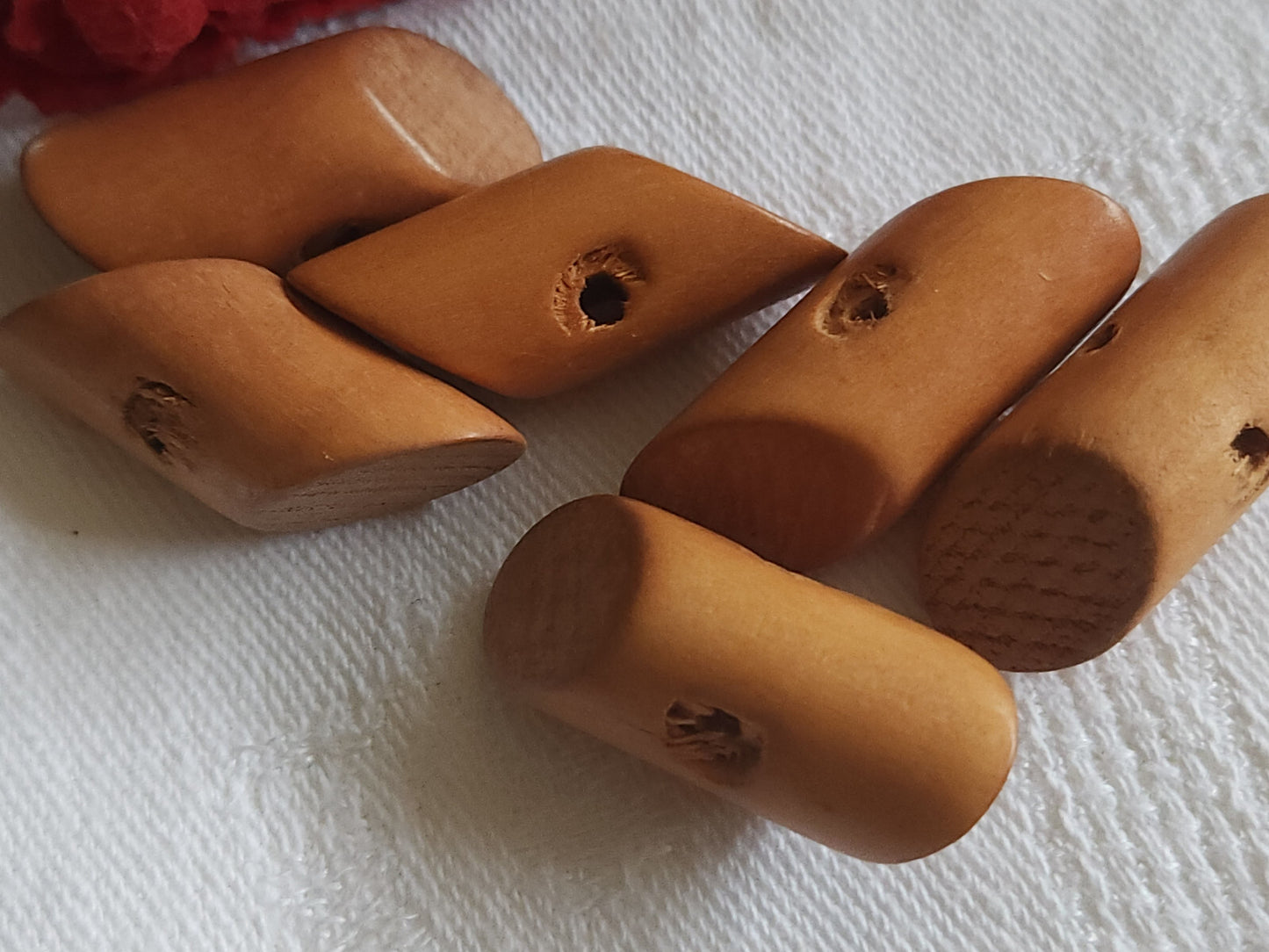 Lot 6 boutons anciens en bois biseauté au max 2,8 sur 1,1 cm ref 5283