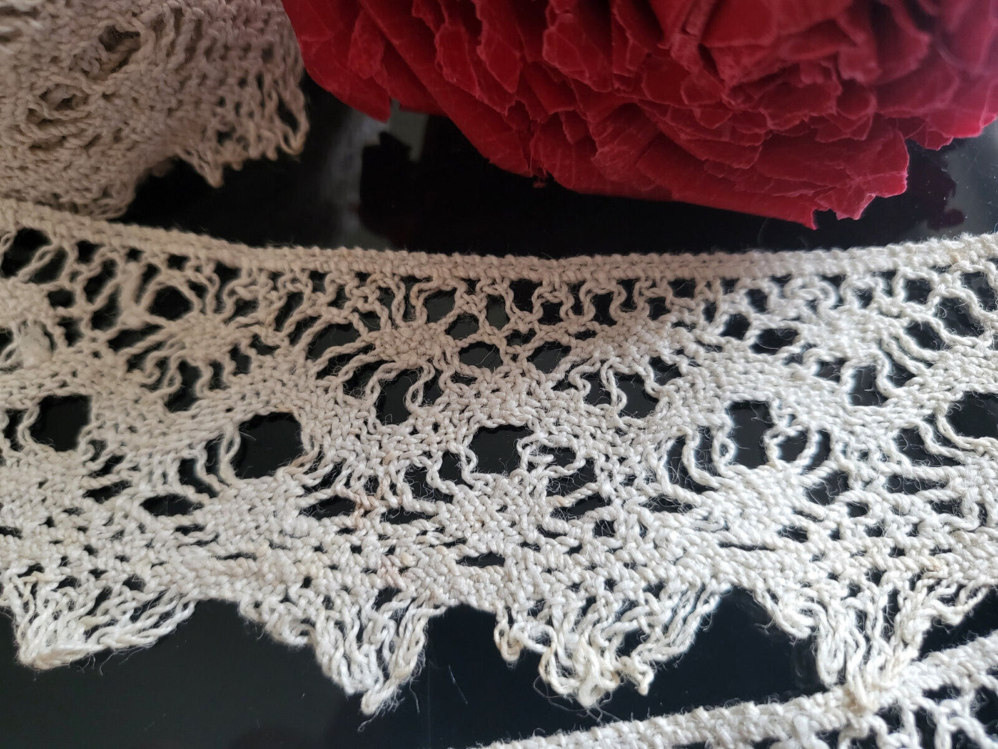 Dentelle ancien 1 mètre 55 sur 4 cm plutôt large T14-61