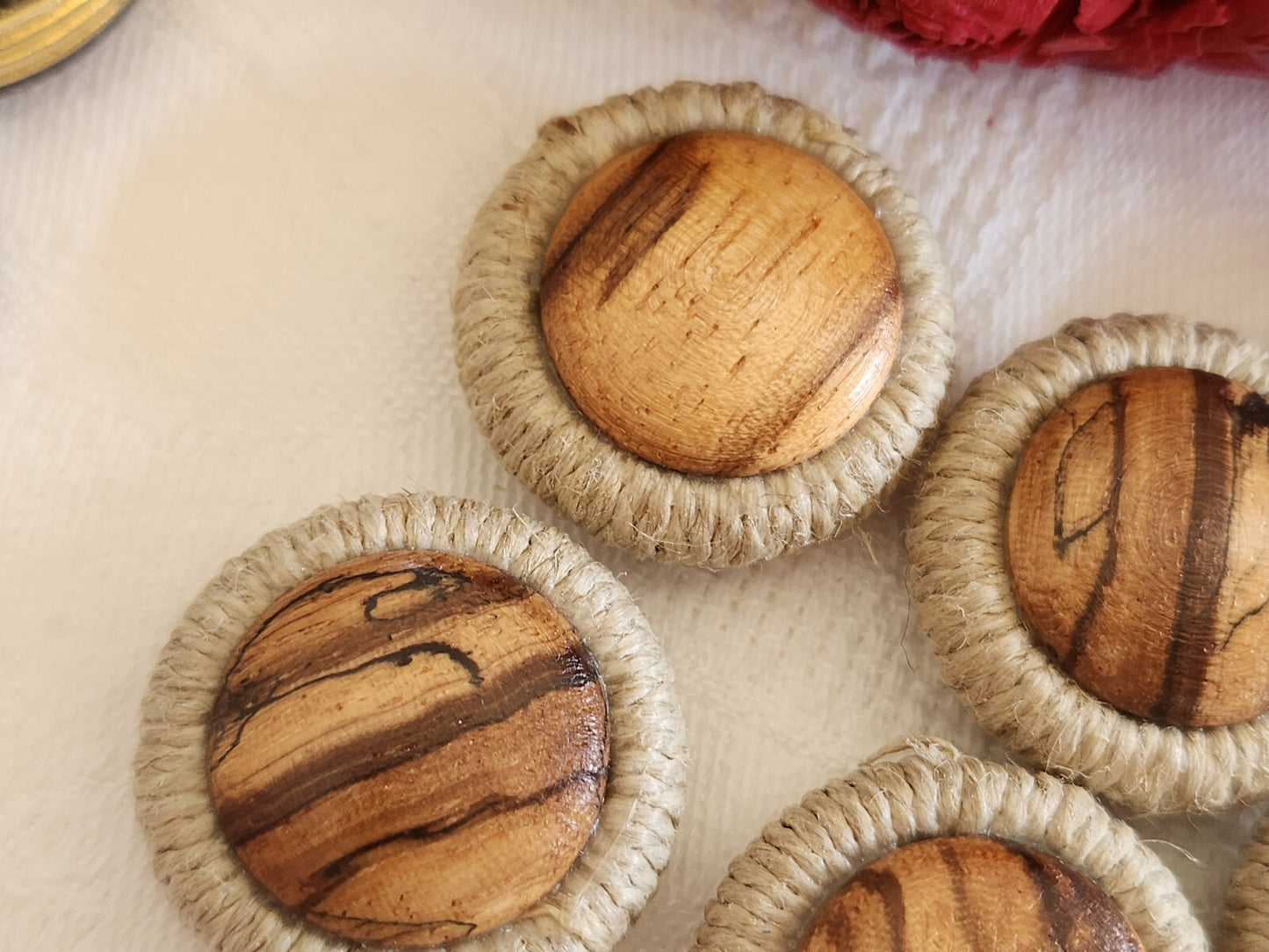 Lot 6 boutons anciens coeur en bois passementerie pied 2,5 cm ref 646