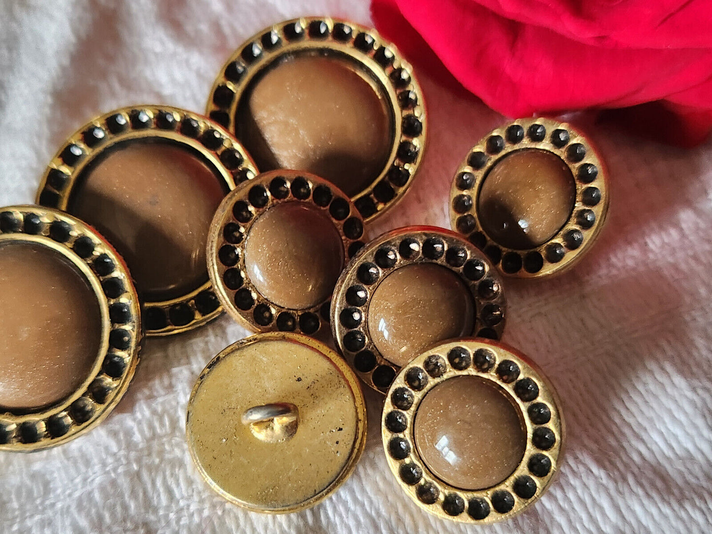 Lot 8 boutons vintage en métal marron travaillé panaché 1,3 et 1,8 cm ref 843