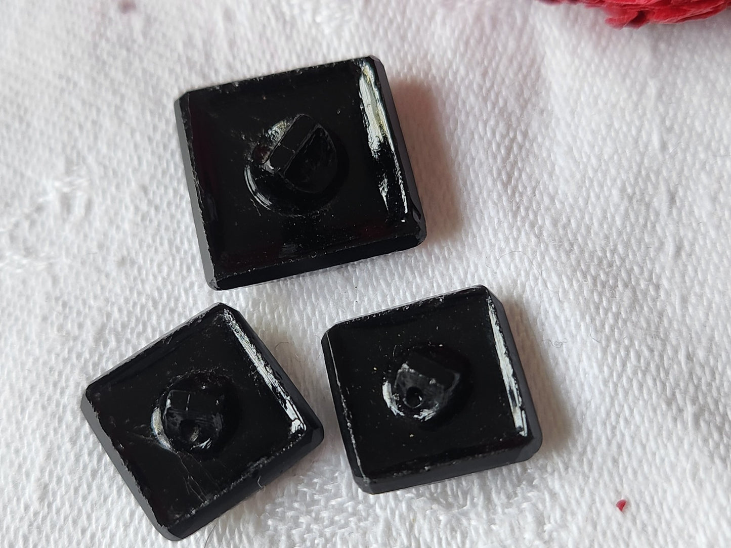 Trio boutons anciens en verre noir blanc carré pied 1,4 et 1,7 cm G13S